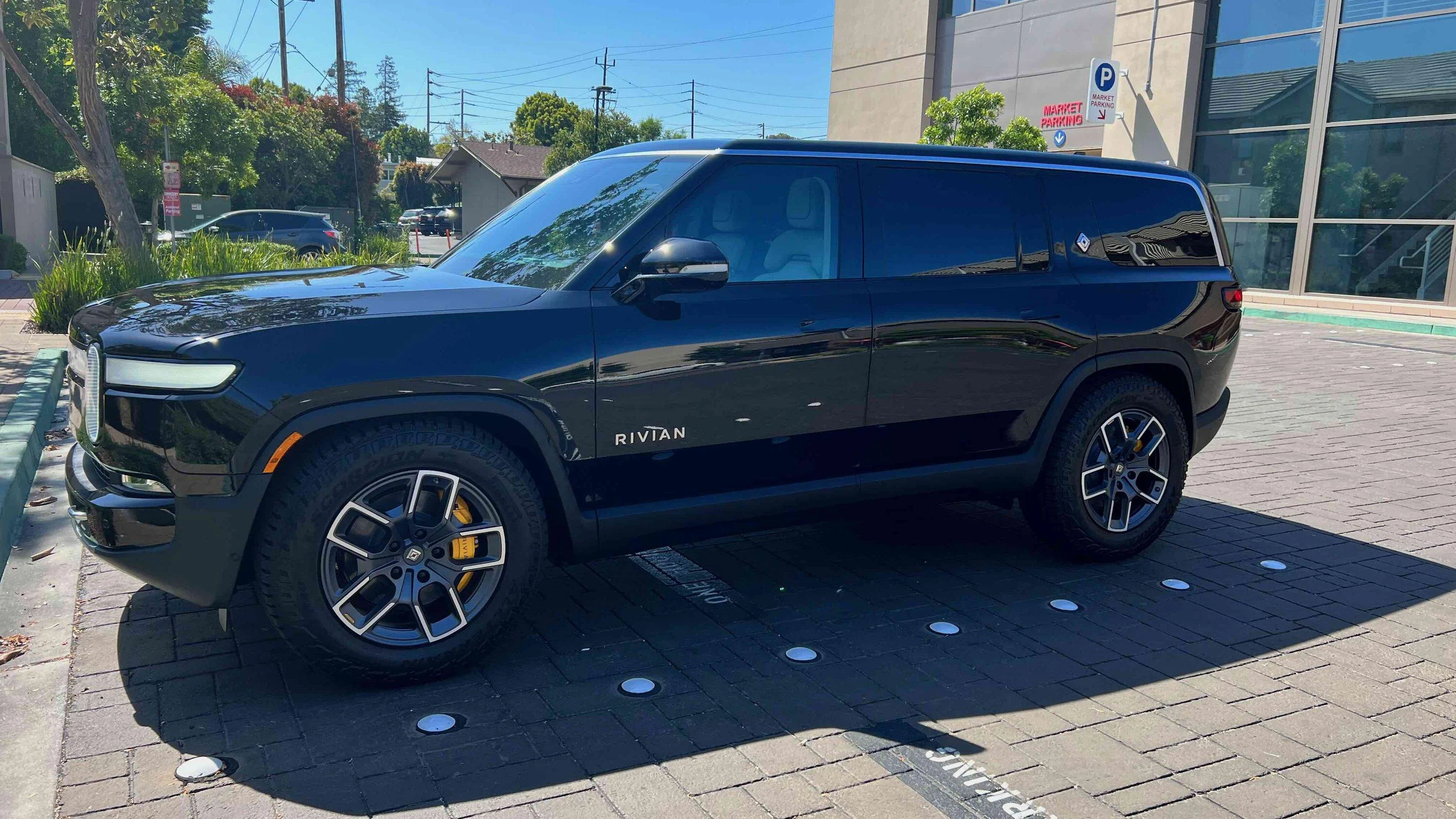 Rivian R1T R1S MIDNIGHT (Black) Rivian Photos img_8789-jpg