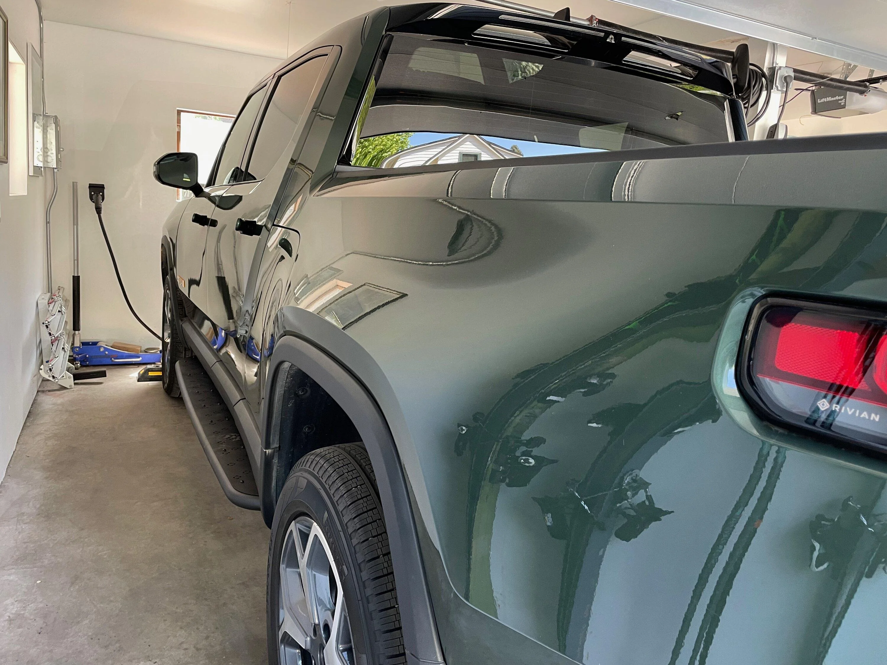 Rivian R1T R1S Master Thread:  Review of the EV Sportline RMaxx Running Boards/Sliders (from Team 1EV) IMG_3152