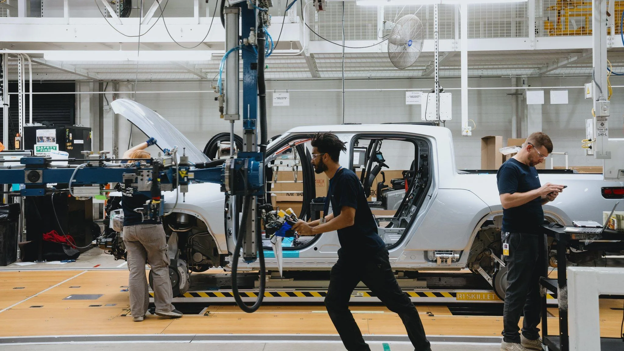 Rivian R1T R1S First customer Dual-Motor R1T rolls off production line! dual motor rivian r1t 1