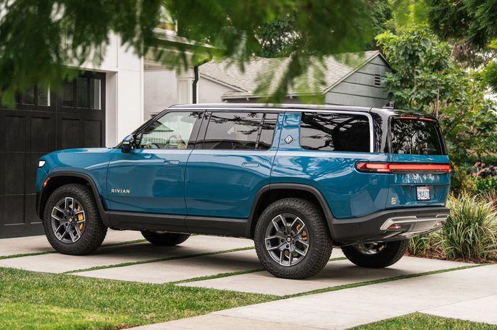 Rivian R1T R1S WSJ R1S Review im-777983?width=700&height=466