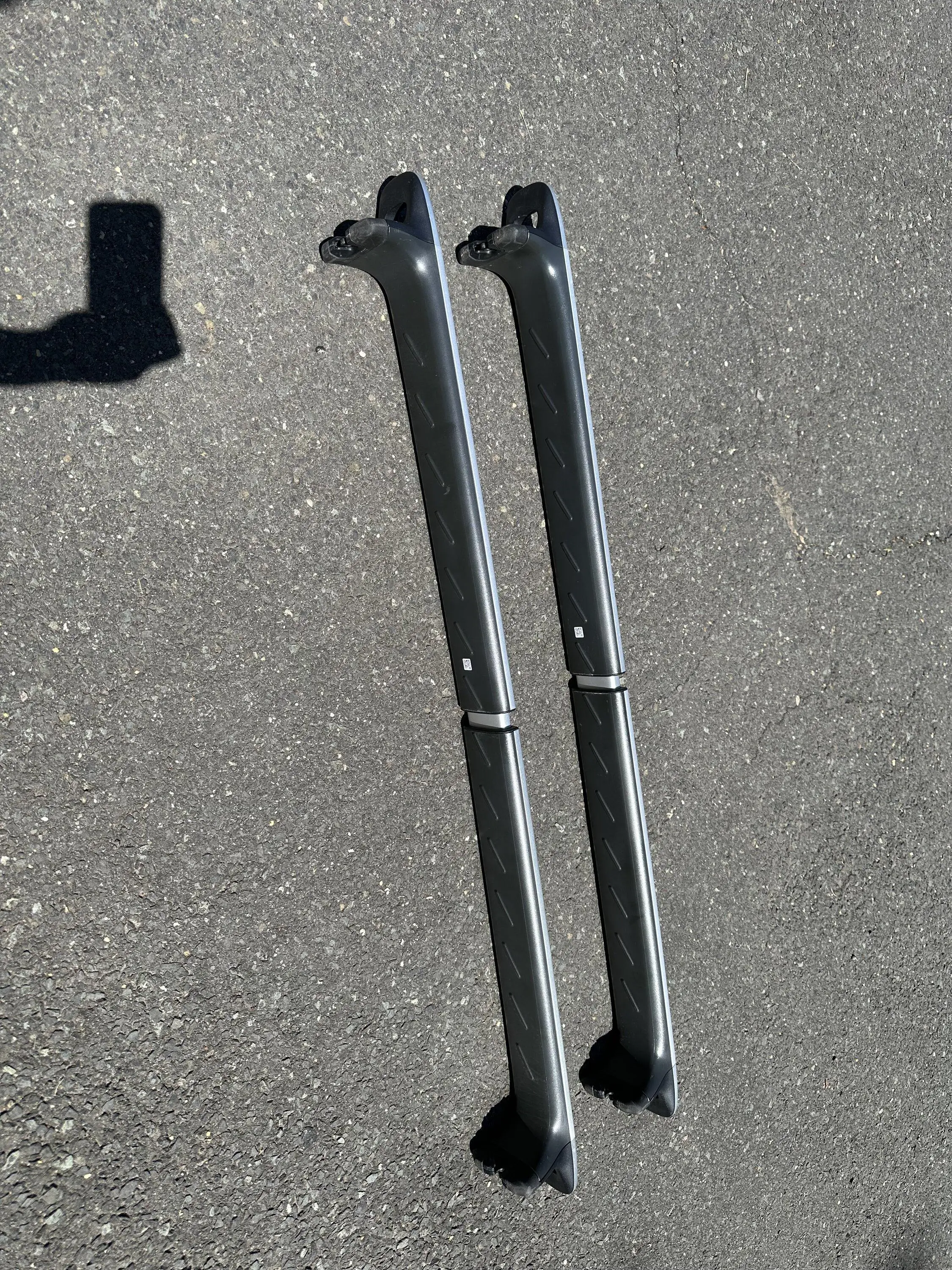 Rivian R1T R1S FS: OEM Rivian Cargo Crossbars - $350 IMG_3900