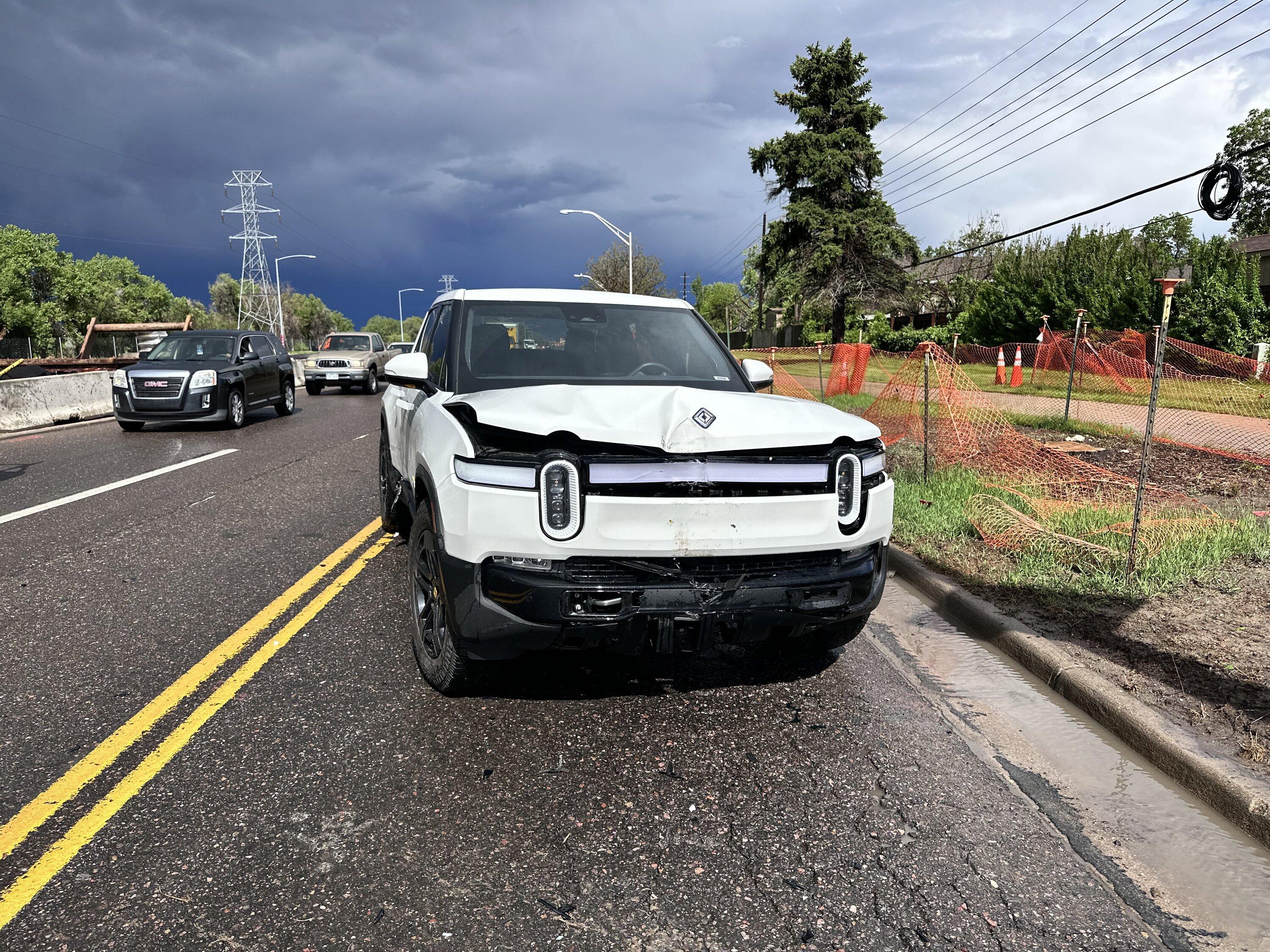 Rivian R1T R1S R1T t-boned. Let’s see what it costs to repair hitting a light pole 70683180771__429AC6A8-97D9-4266-BBC1-5CDEEE657A67