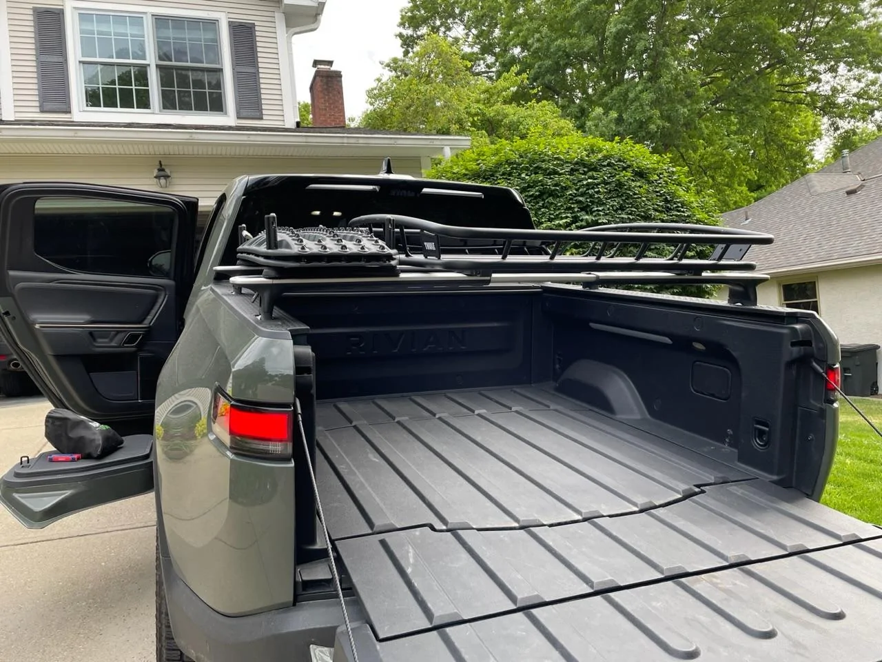 Rivian R1T R1S Thule Canyon XT basket works great mounted on crossbars IMG_9761