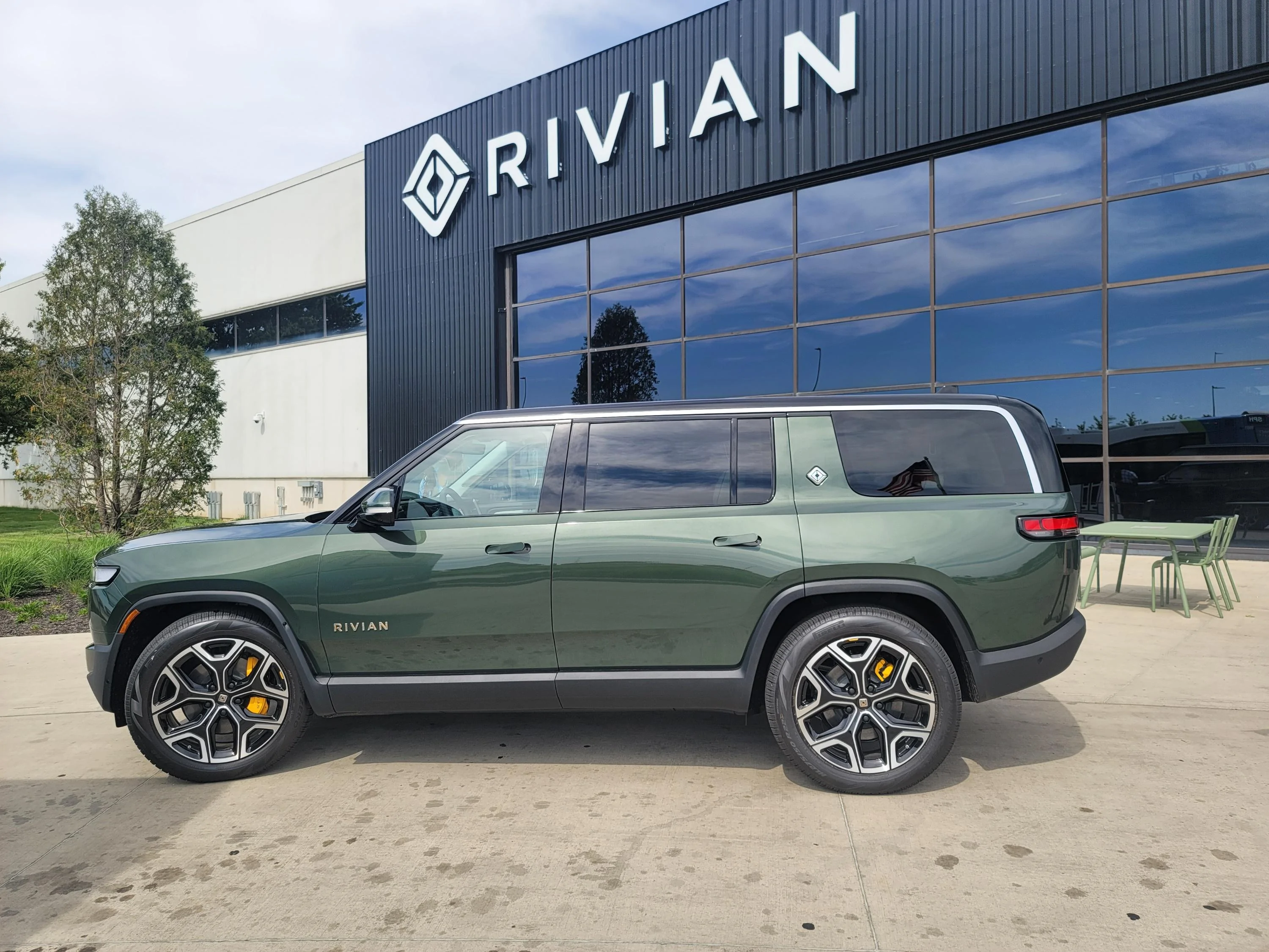 Rivian R1T R1S R1S Shop access live with lots of inventory! 20230527_153543_resized