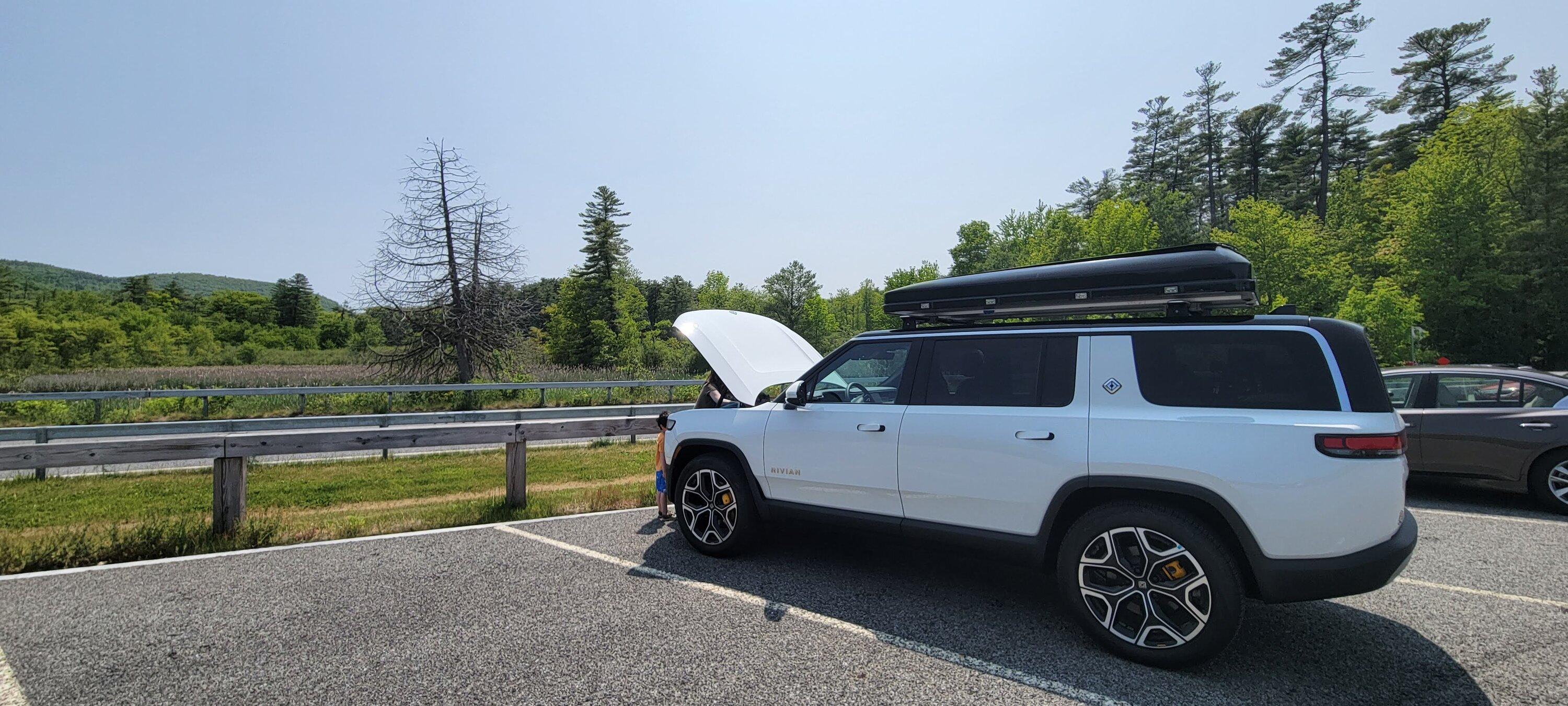 Rivian R1T R1S ? GLACIER WHITE R1S  Photos 20230527_135117