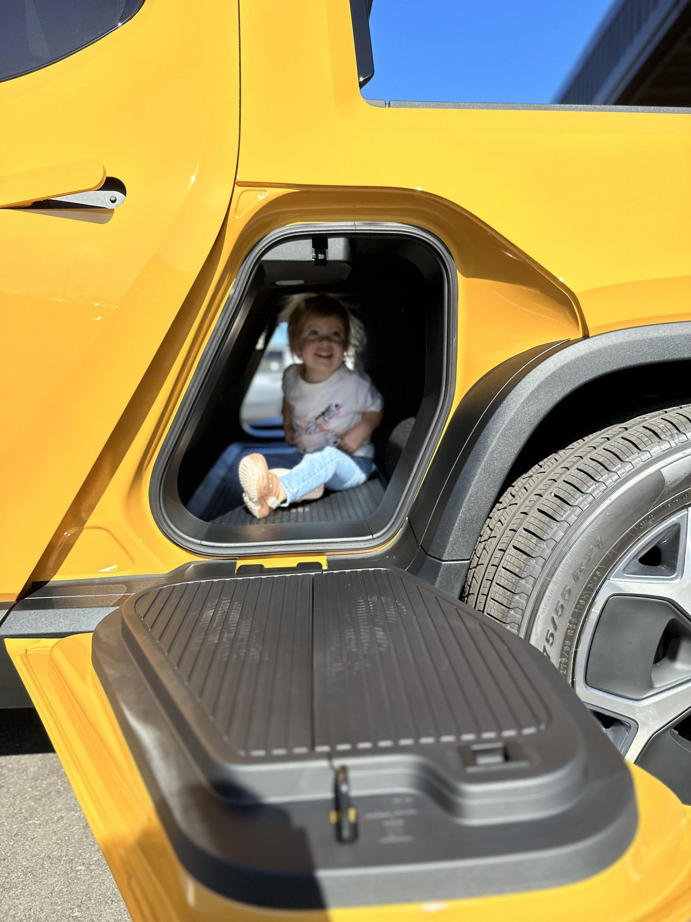 Rivian R1T R1S COMPASS YELLOW R1T Photos tempImageKxe0y8