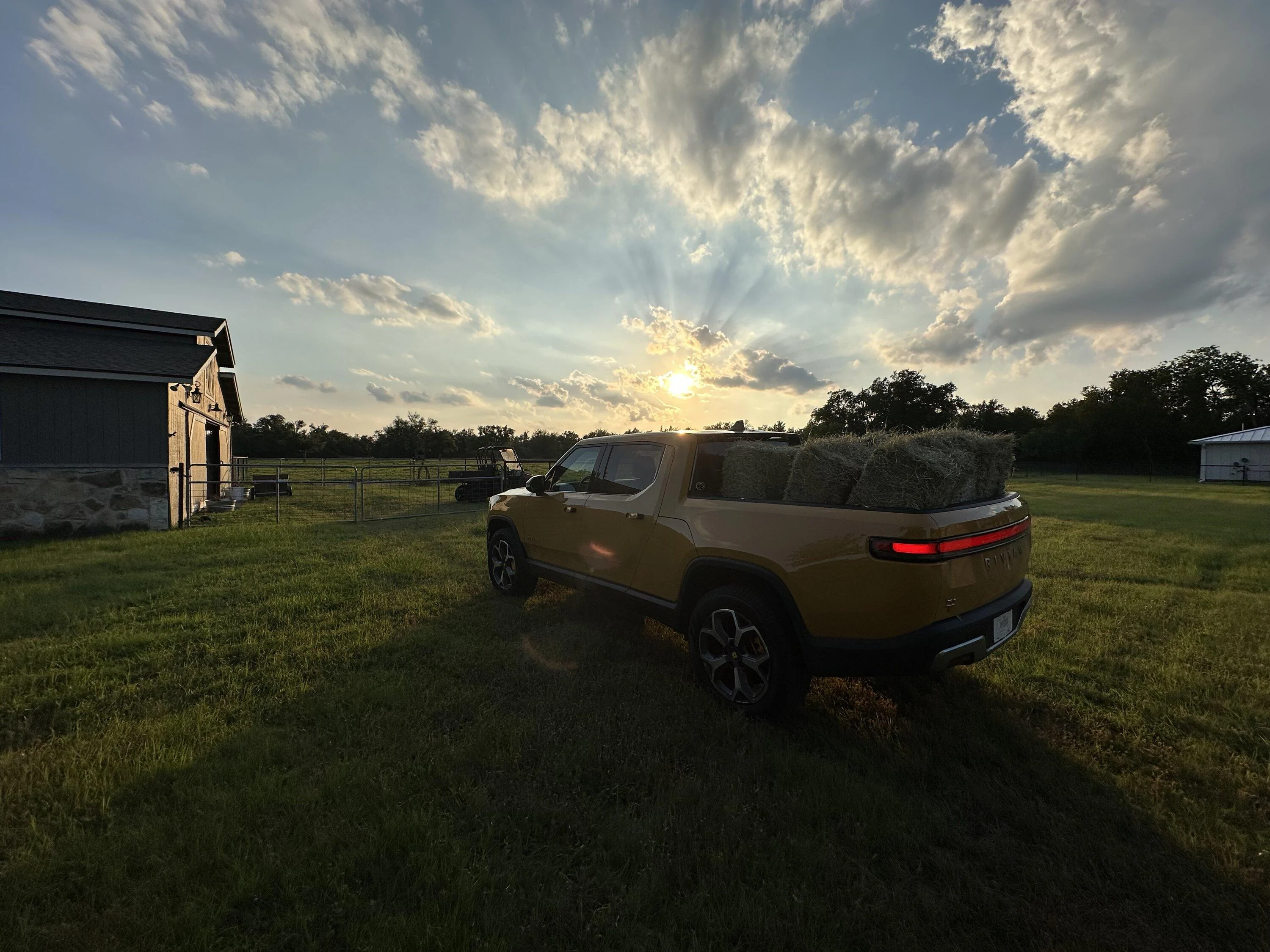 Rivian R1T R1S COMPASS YELLOW R1T Photos tempImageZwBIiL
