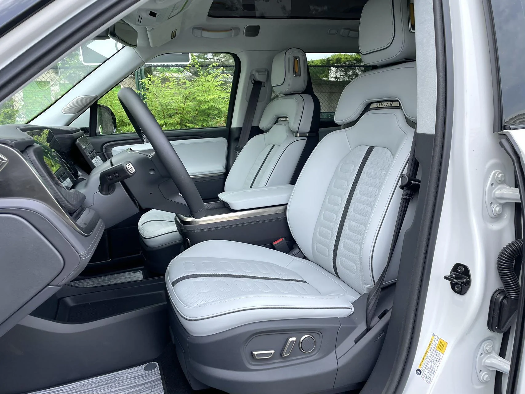 Rivian R1T R1S For Sale R1S Launch Edition - Glacier White / Ocean Coast / 22” Sport Bright - NYC Long Island Area 473d181fcff0e0d668ca612795ccc7d