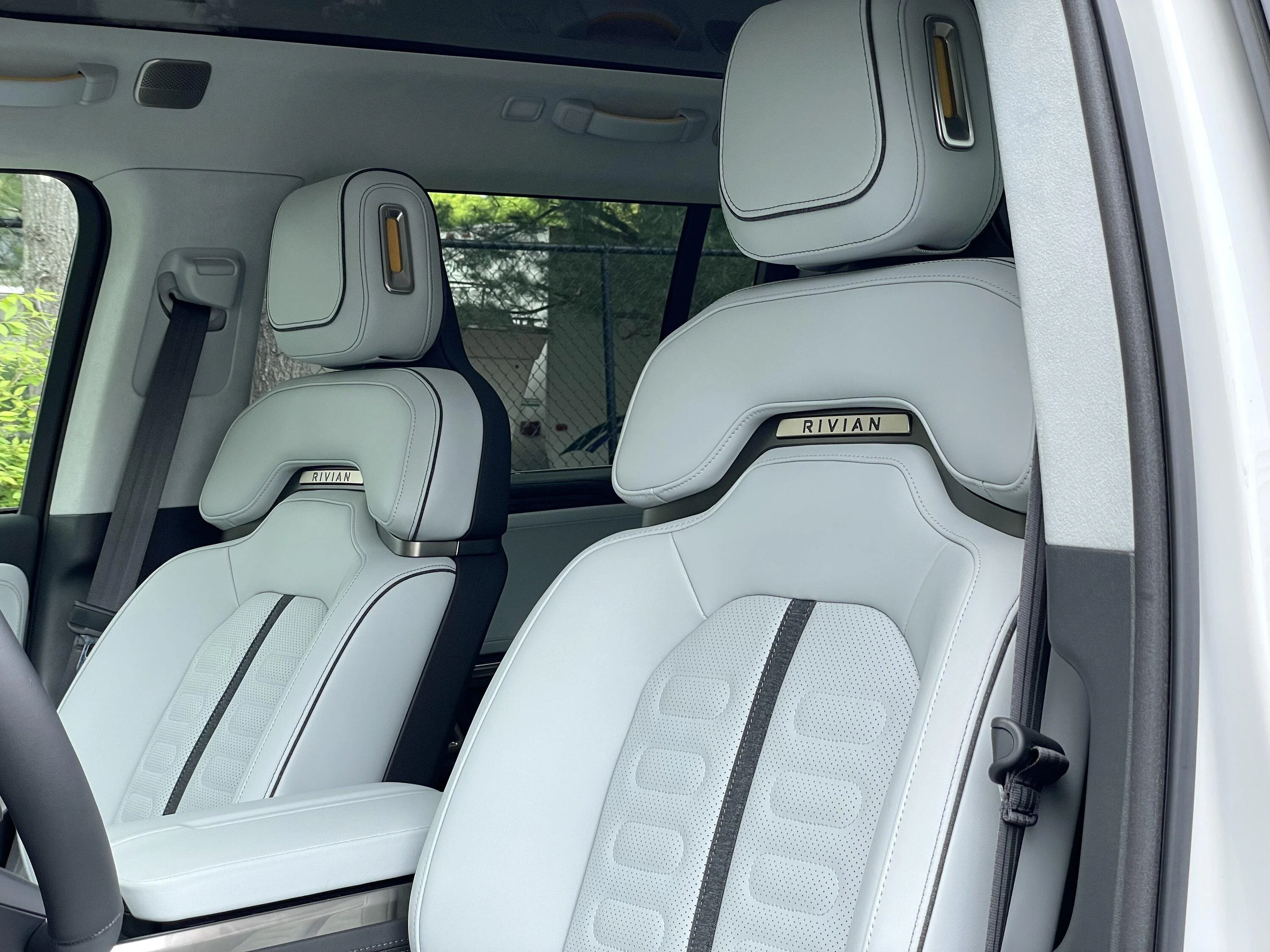 Rivian R1T R1S For Sale R1S Launch Edition - Glacier White / Ocean Coast / 22” Sport Bright - NYC Long Island Area 4426512e7ab2439deb3e7343840f504