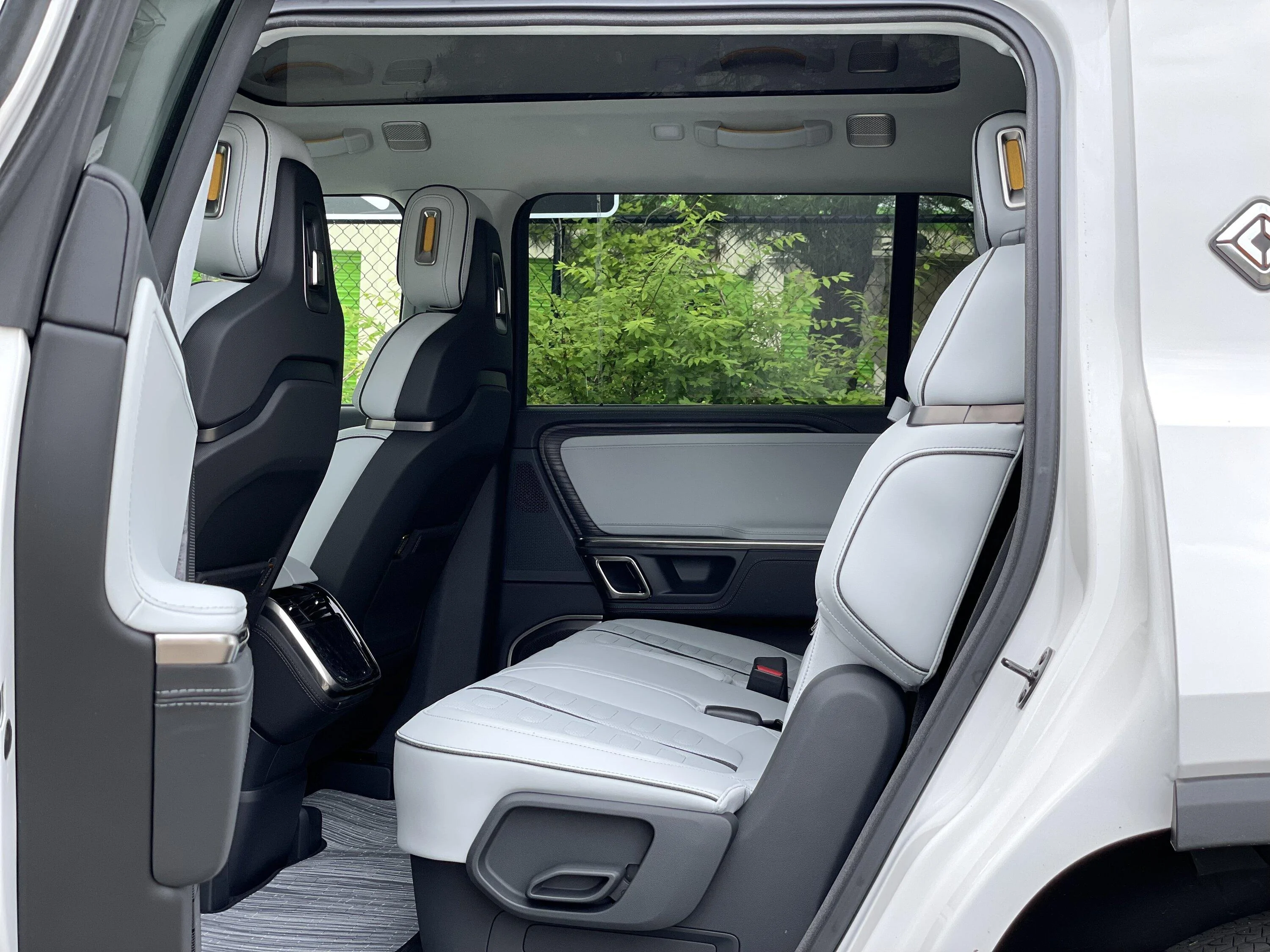 Rivian R1T R1S For Sale R1S Launch Edition - Glacier White / Ocean Coast / 22” Sport Bright - NYC Long Island Area 1be1cc2964988174410ff1080664d461
