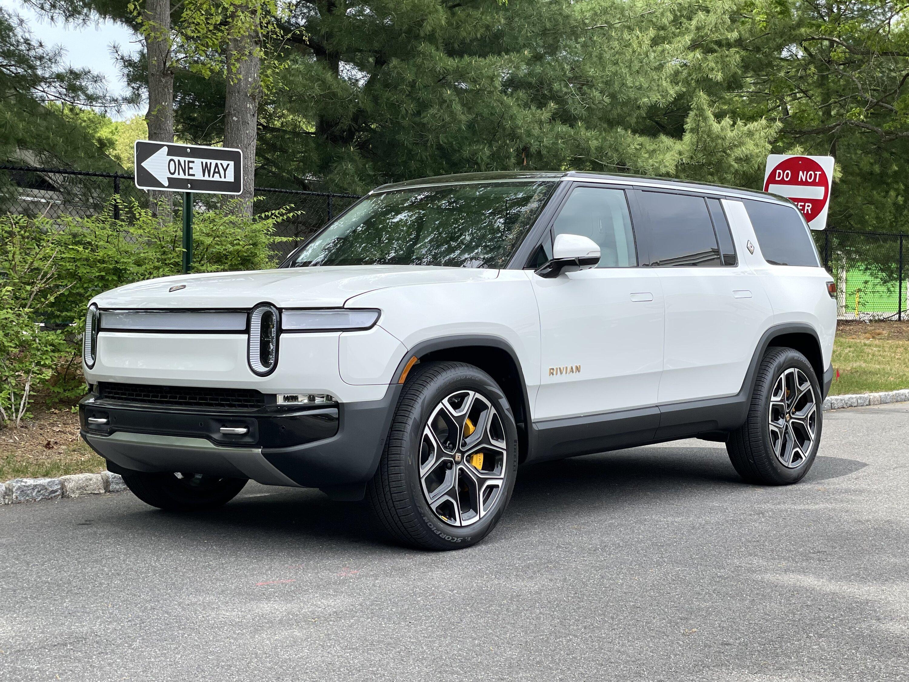 Rivian R1T R1S For Sale R1S Launch Edition - Glacier White / Ocean Coast / 22” Sport Bright - NYC Long Island Area df1e6d0f4d7a1cb355ca691f4d9fbe53