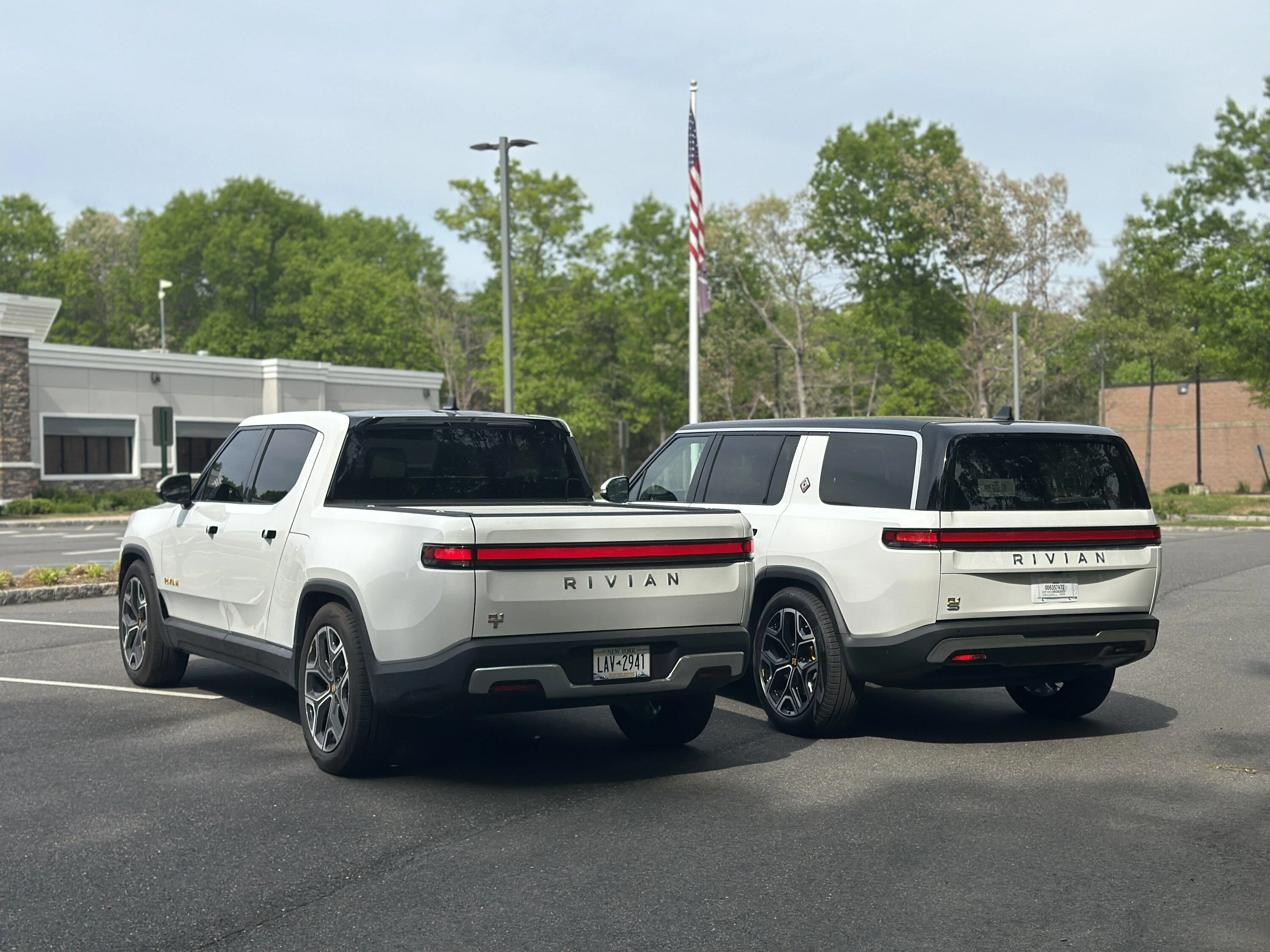 Rivian R1T R1S For Sale R1S Launch Edition - Glacier White / Ocean Coast / 22” Sport Bright - NYC Long Island Area IMG_5874