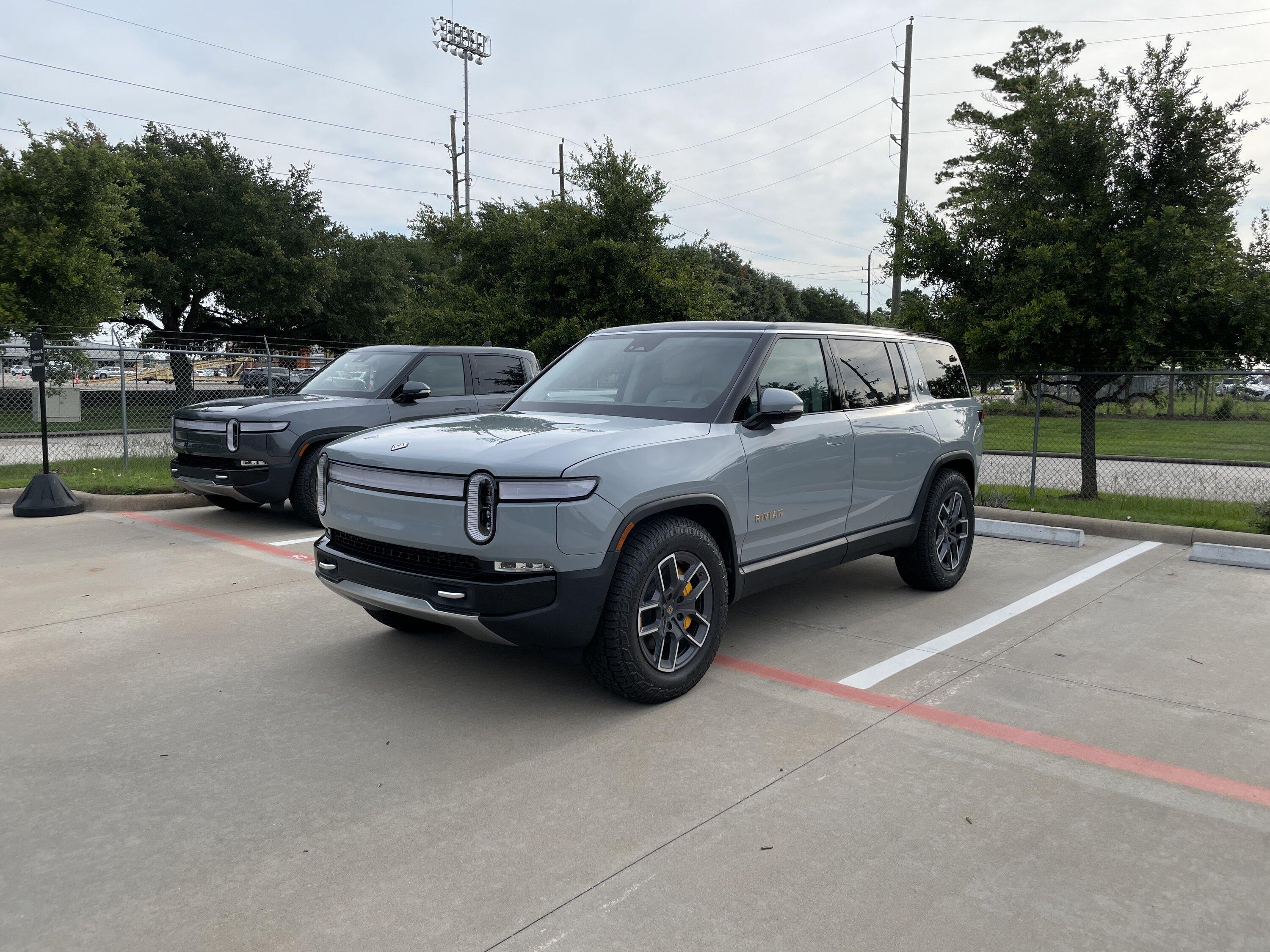 Rivian R1T R1S latest VIN for R1S 4B707448-ED50-410C-816A-66F44C2D2883
