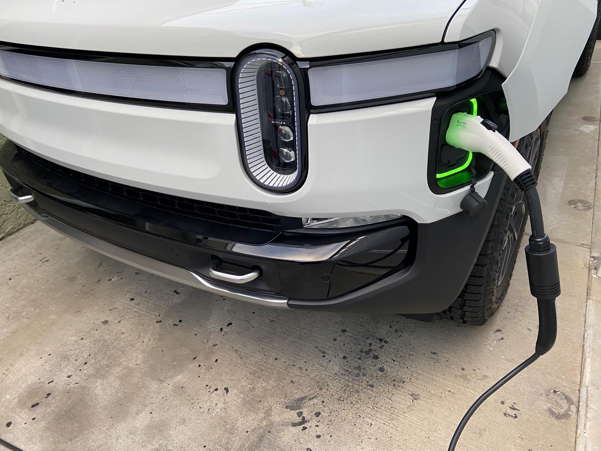 Rivian R1T R1S GM adopts Tesla's NACS standard! Munro begs Rivian to switch 813CE9AF-352C-4BB6-AFE9-5BD9D9DF1E1A