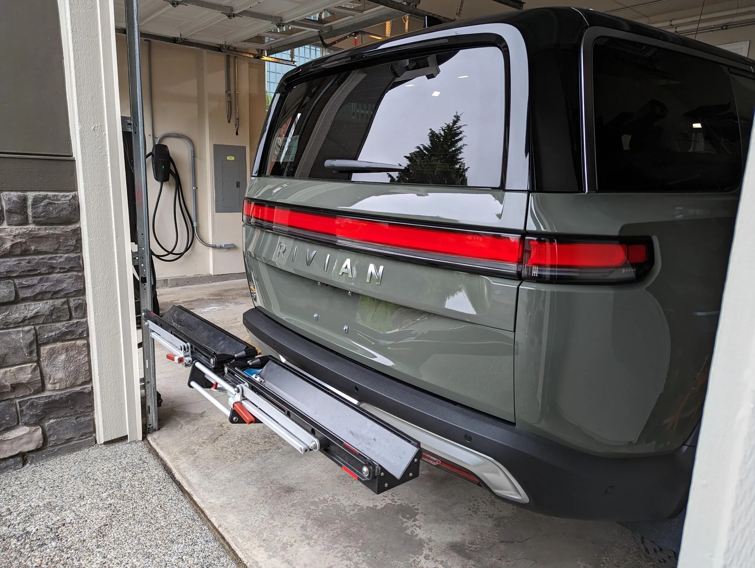 Rivian R1T R1S Anyone racking Fat Tire E-bikes with their Rivian? Mach2 empty
