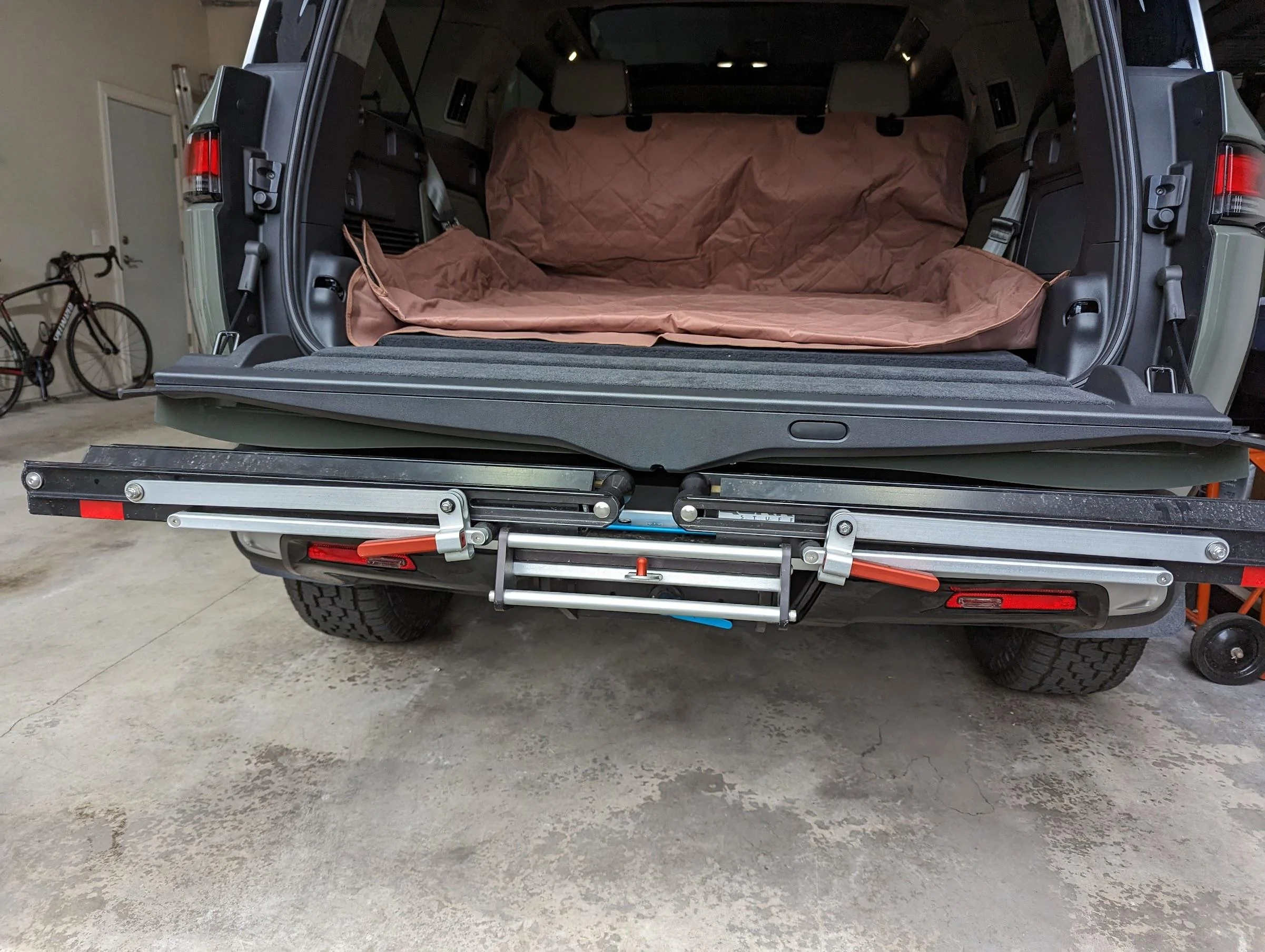 Rivian R1T R1S Anyone racking Fat Tire E-bikes with their Rivian? Mach2 flat, hatches open