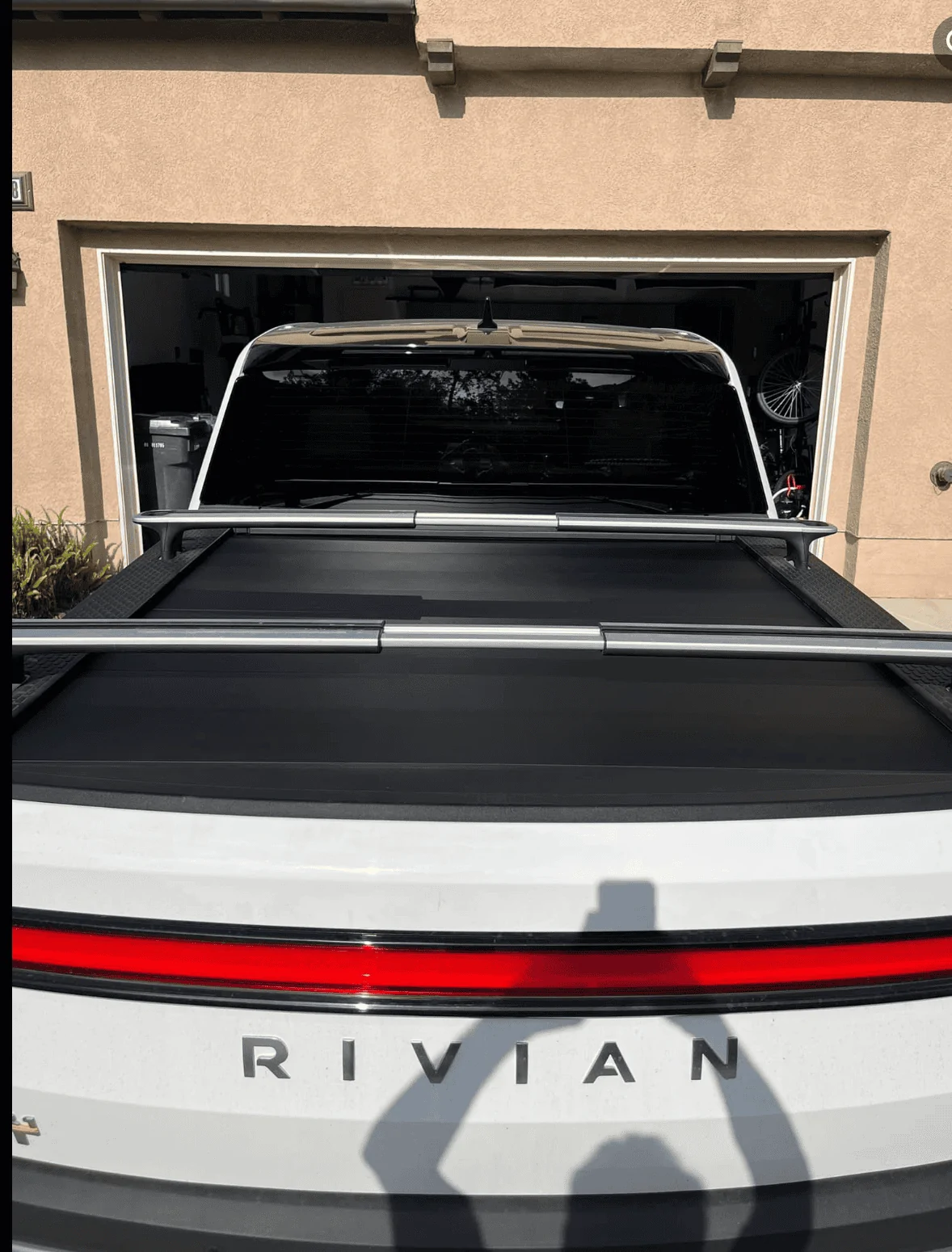 Rivian R1T R1S Someone claims they received the Rivian manual tonneau cover Screenshot 2023-06-14 at 4.15.42 PM