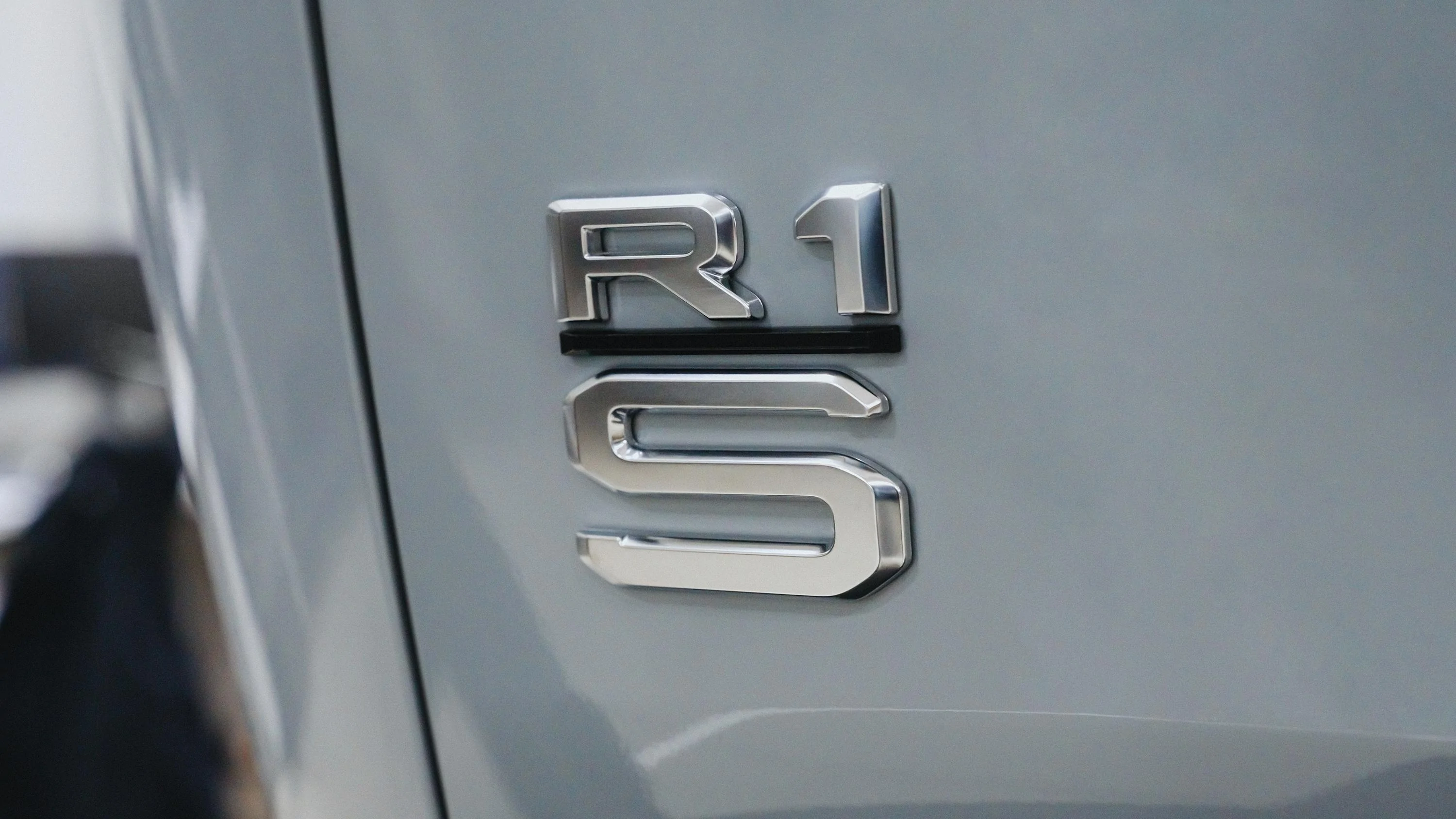 Rivian R1T R1S Dual-Motor Rivians will feature silver & black accents (to differentiate from yellow Quad-Motor Rivians) FyrmOBqaYAA4o4