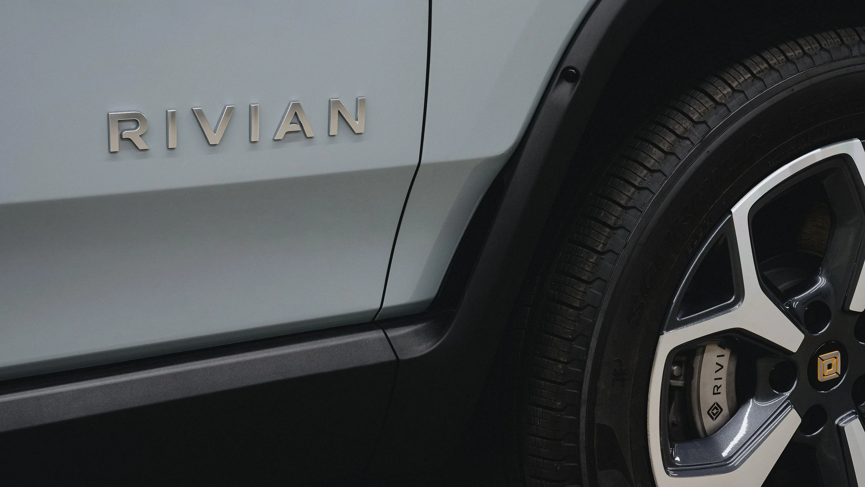 Rivian R1T R1S Dual-Motor Rivians will feature silver & black accents (to differentiate from yellow Quad-Motor Rivians) Fyrl-JaakAAY0W-