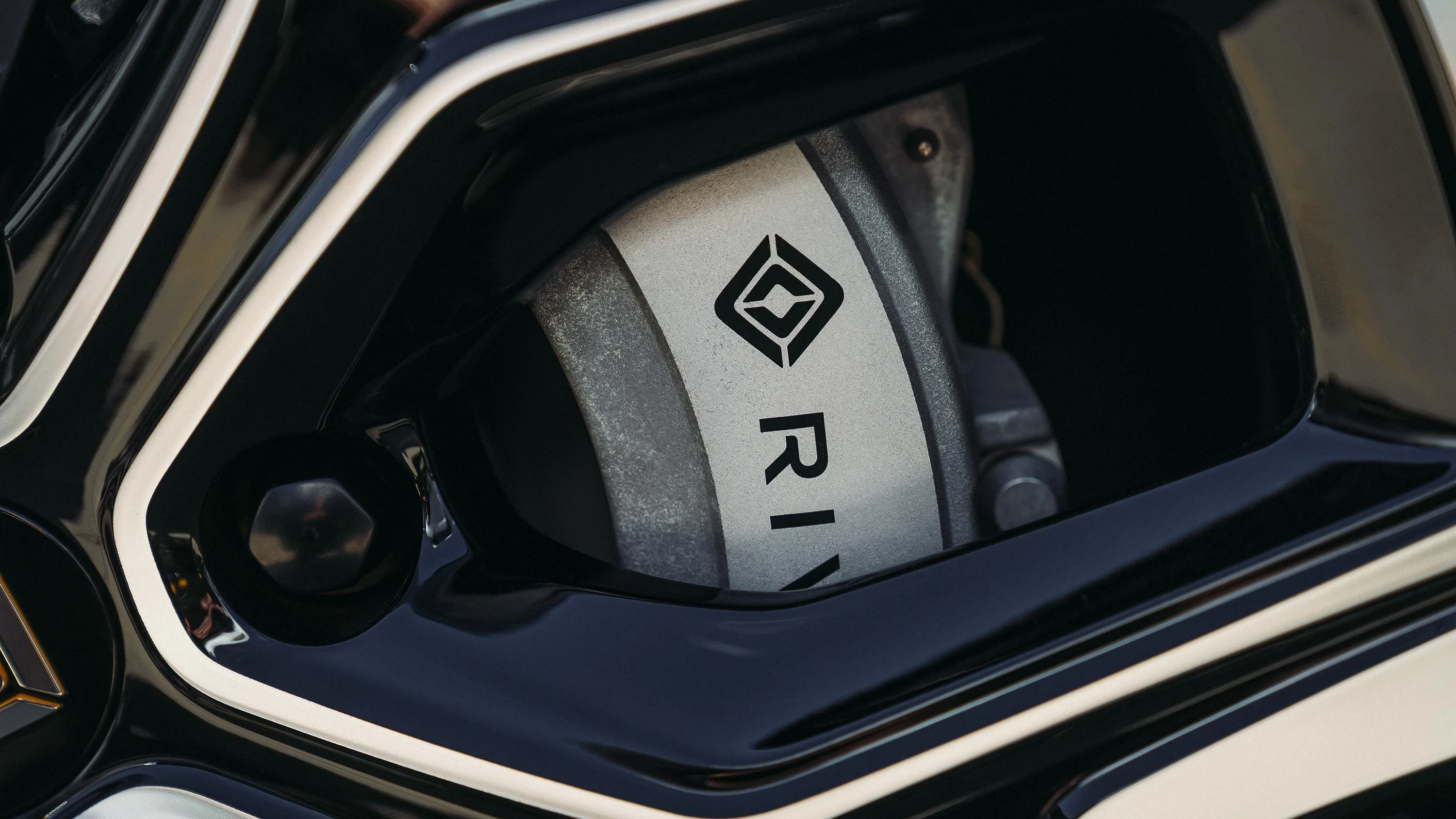 Rivian R1T R1S Dual-Motor Rivians will feature silver & black accents (to differentiate from yellow Quad-Motor Rivians) FyrlY09aMAErORg