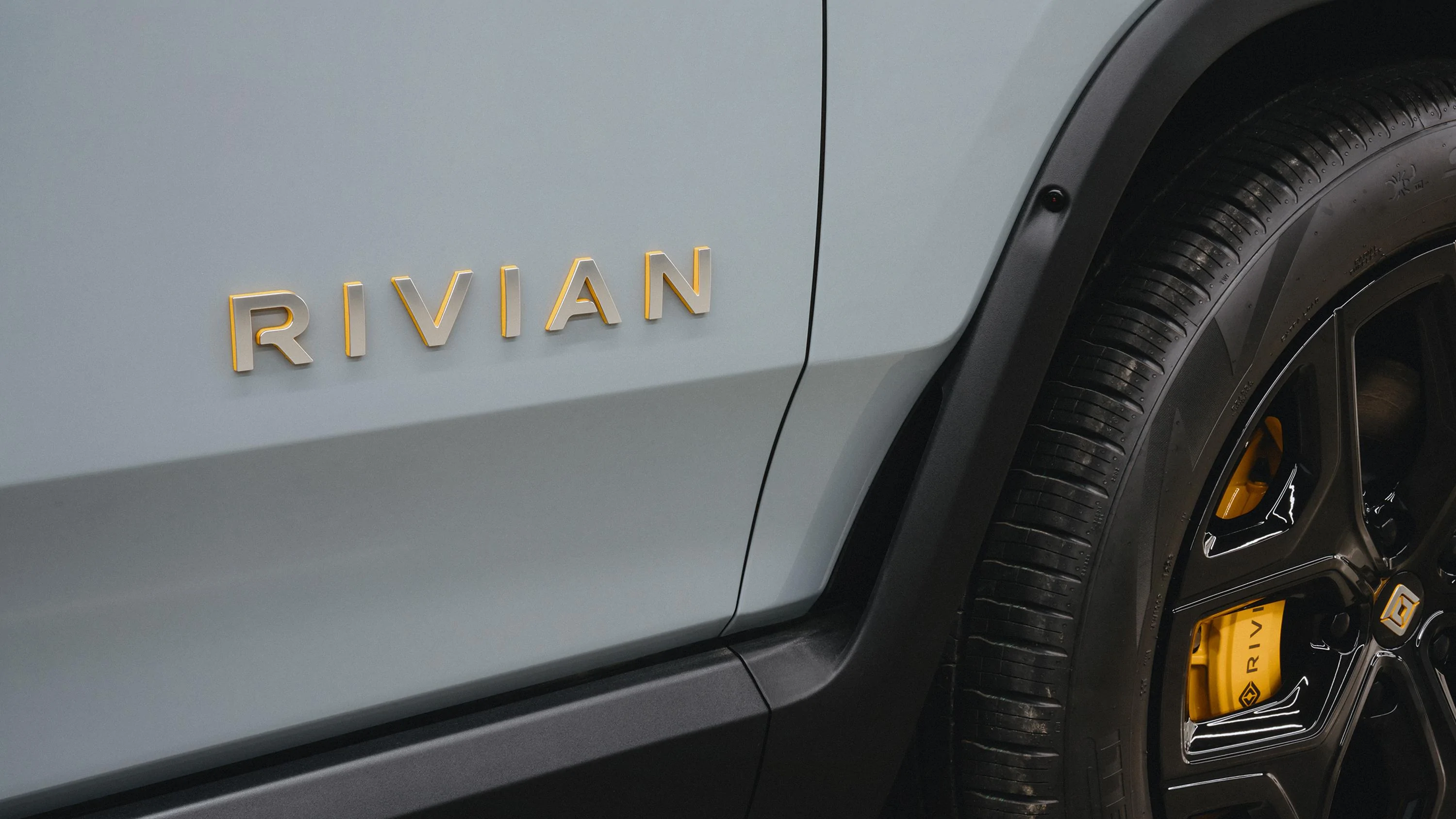 Rivian R1T R1S Dual-Motor Rivians will feature silver & black accents (to differentiate from yellow Quad-Motor Rivians) FyrmQLaacAAIVuY
