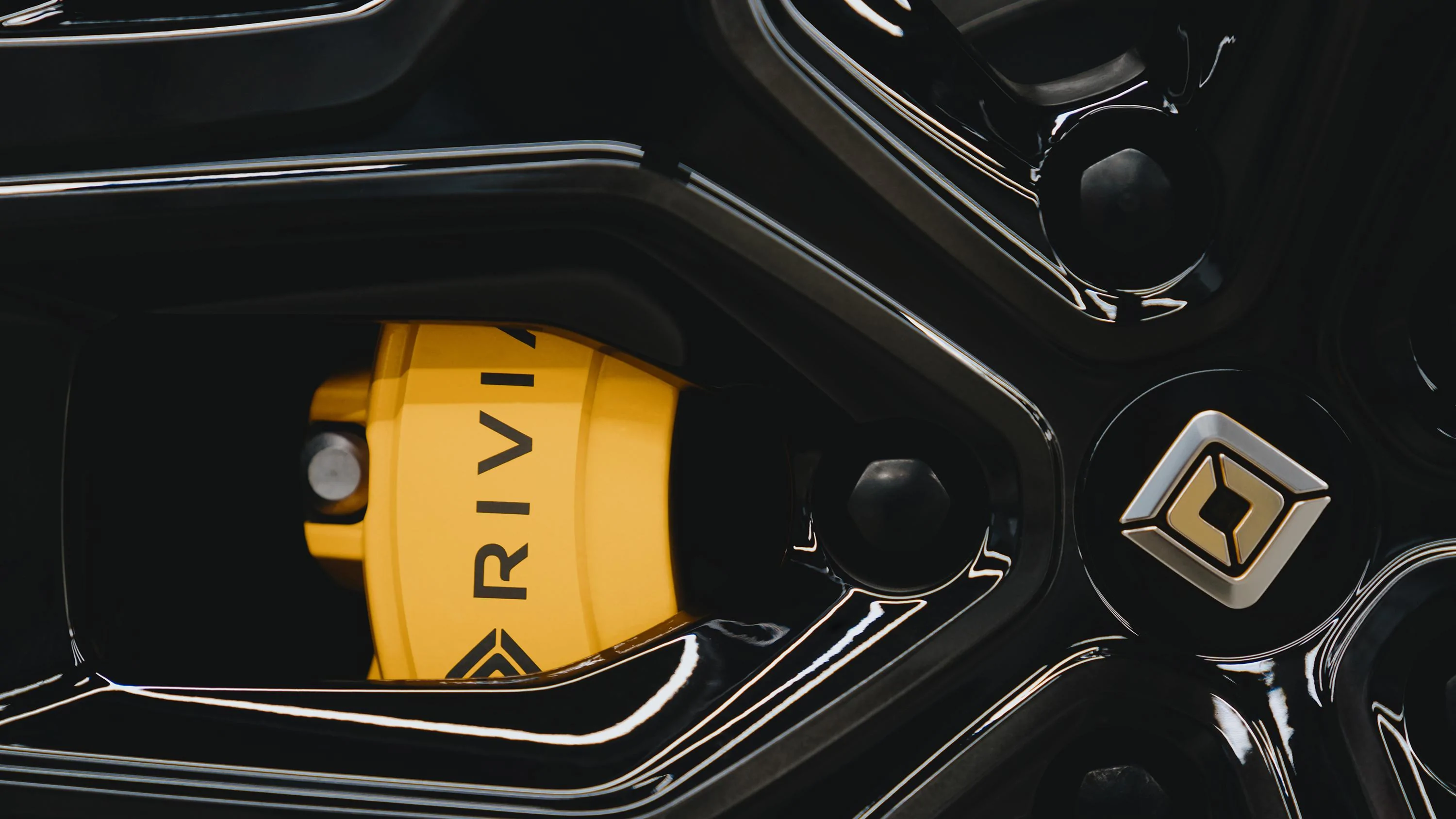Rivian R1T R1S Dual-Motor Rivians will feature silver & black accents (to differentiate from yellow Quad-Motor Rivians) FyrmQKXaQAAxan0