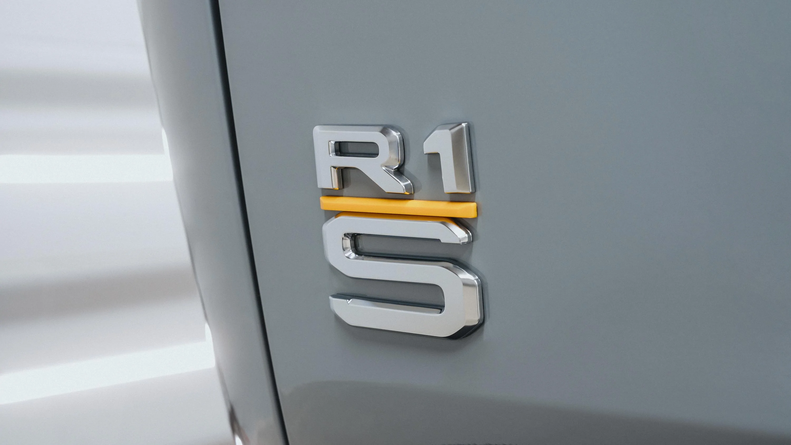 Rivian R1T R1S Dual-Motor Rivians will feature silver & black accents (to differentiate from yellow Quad-Motor Rivians) FyrmQMIacAApEos