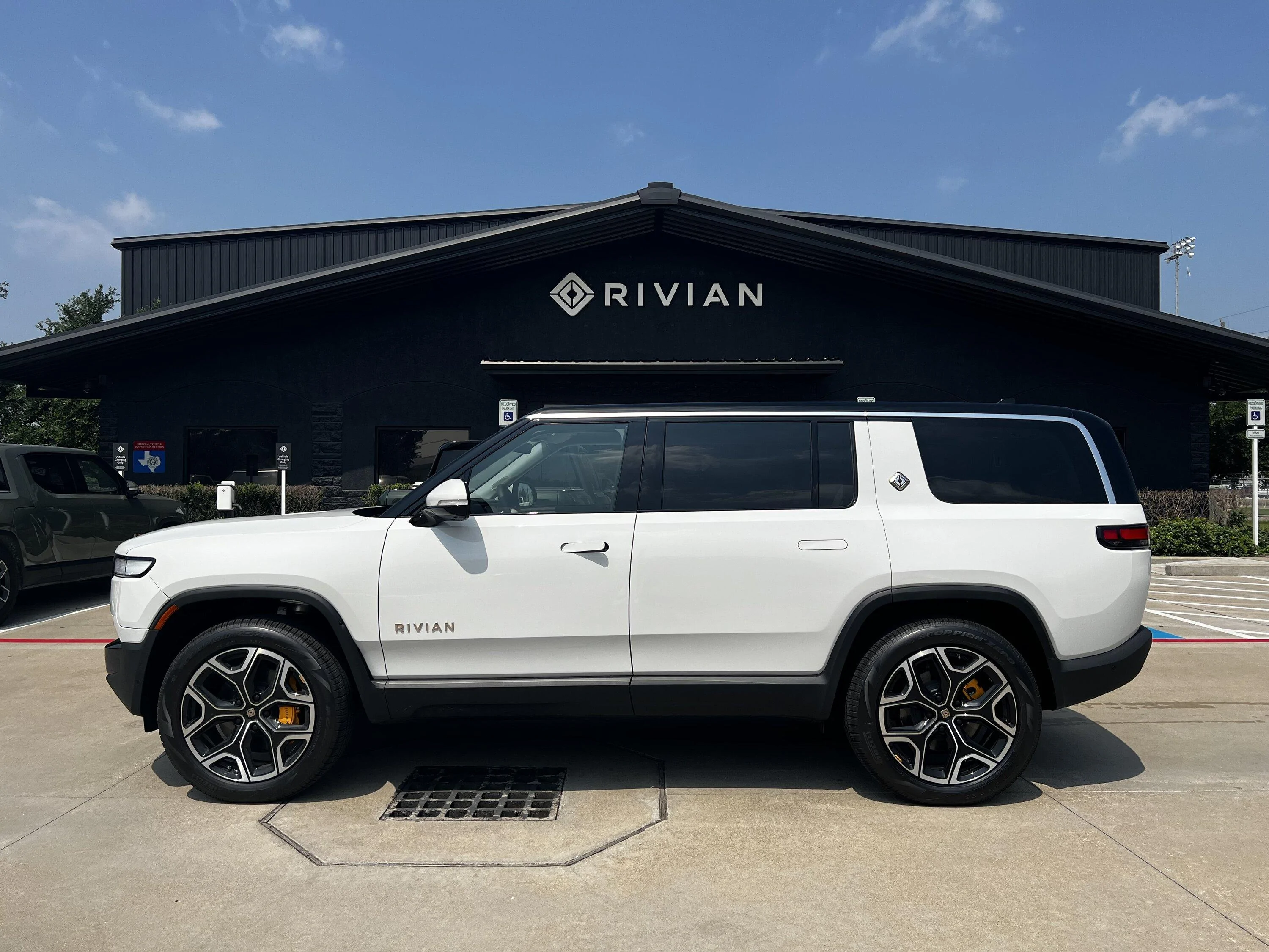 Rivian R1T R1S R1S Shop access live with lots of inventory! IMG_7637