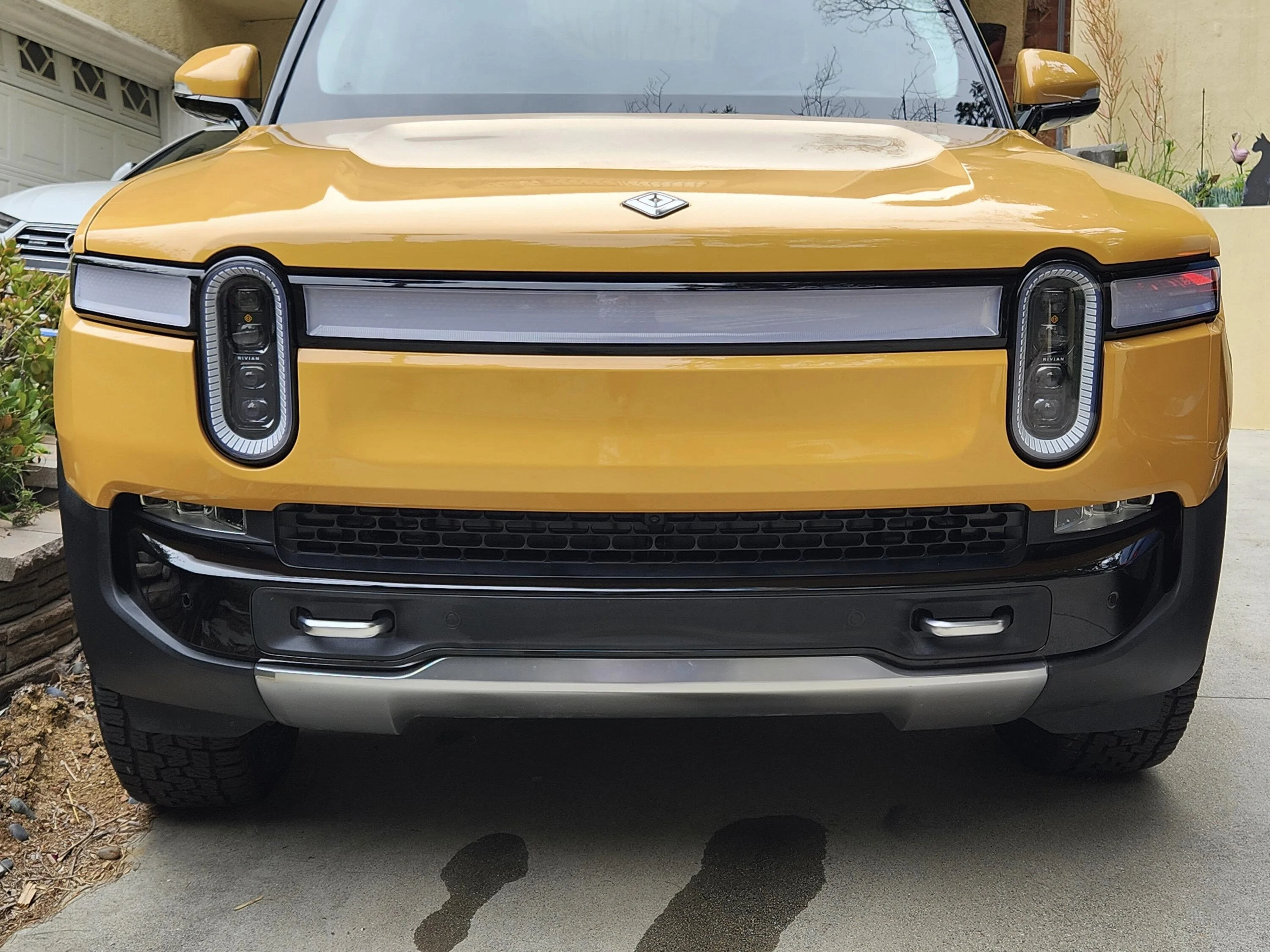 Rivian R1T R1S One-eyed R1T :( Headlight broken by a Jeep CDE49238-1653-43BE-9B15-C399340DCF2520230615_155351