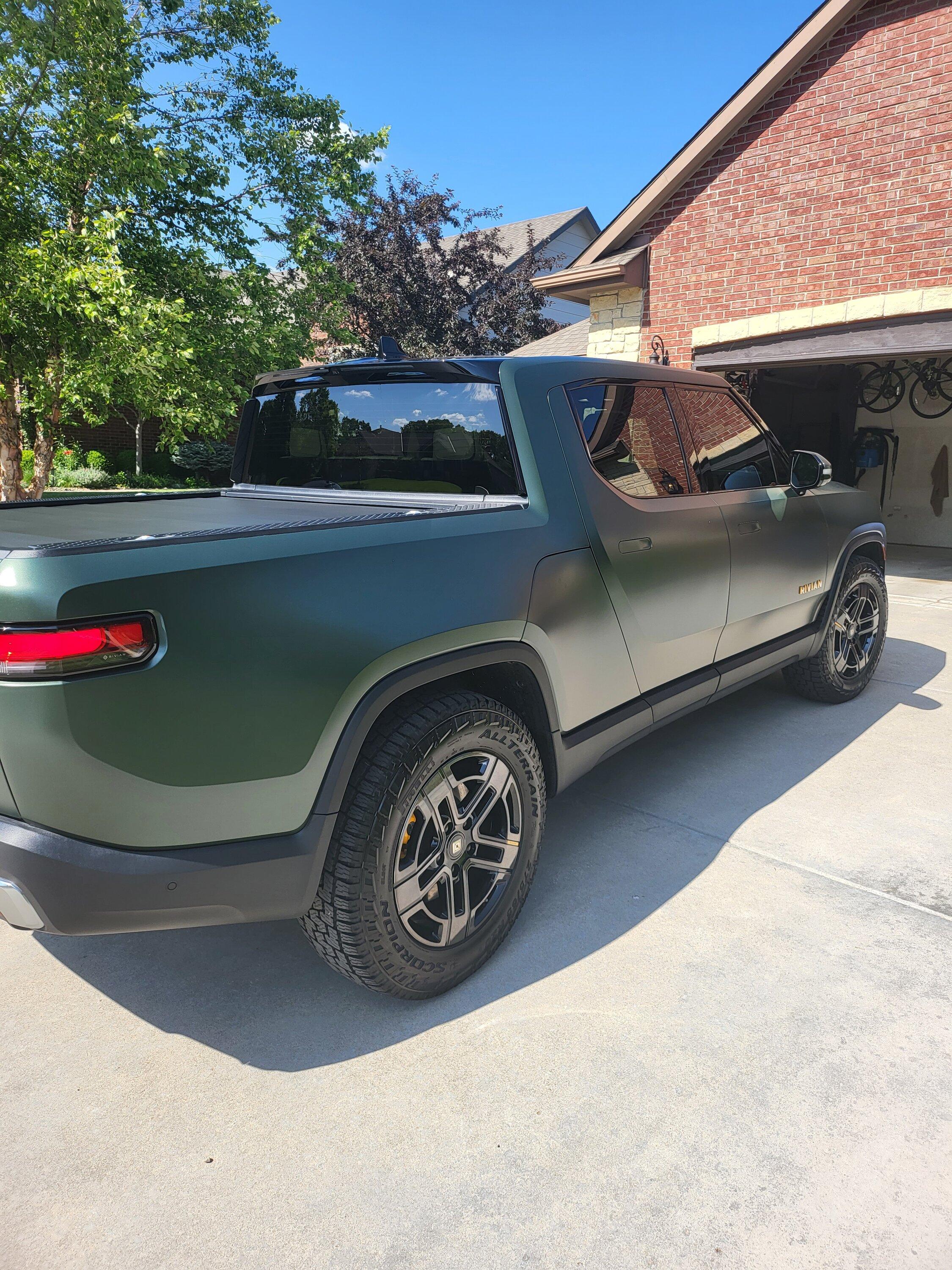 Rivian R1T R1S FOREST GREEN R1T Photos 20230616_164627