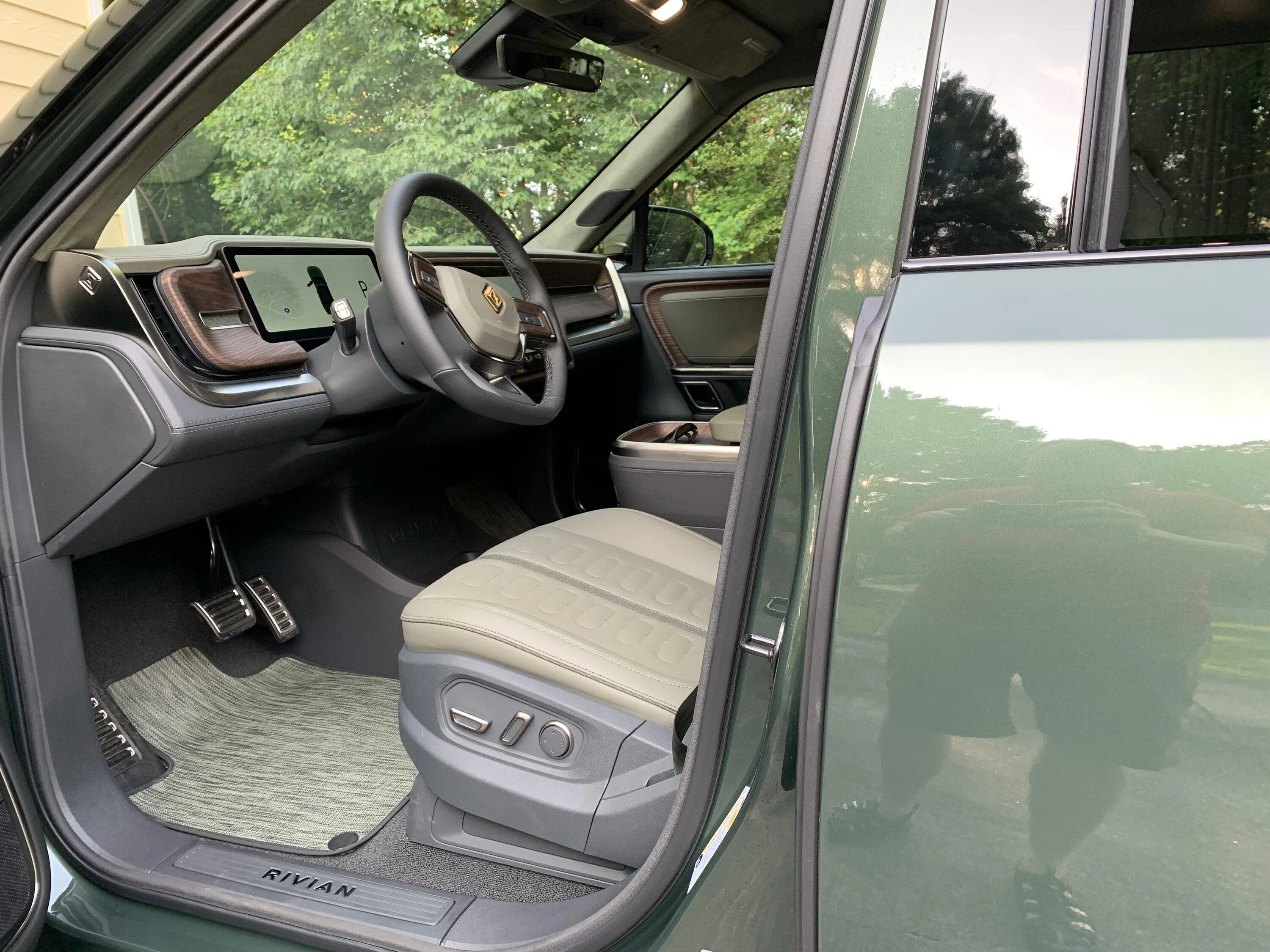 Rivian R1T R1S R1S Shop access live with lots of inventory! IMG_4546