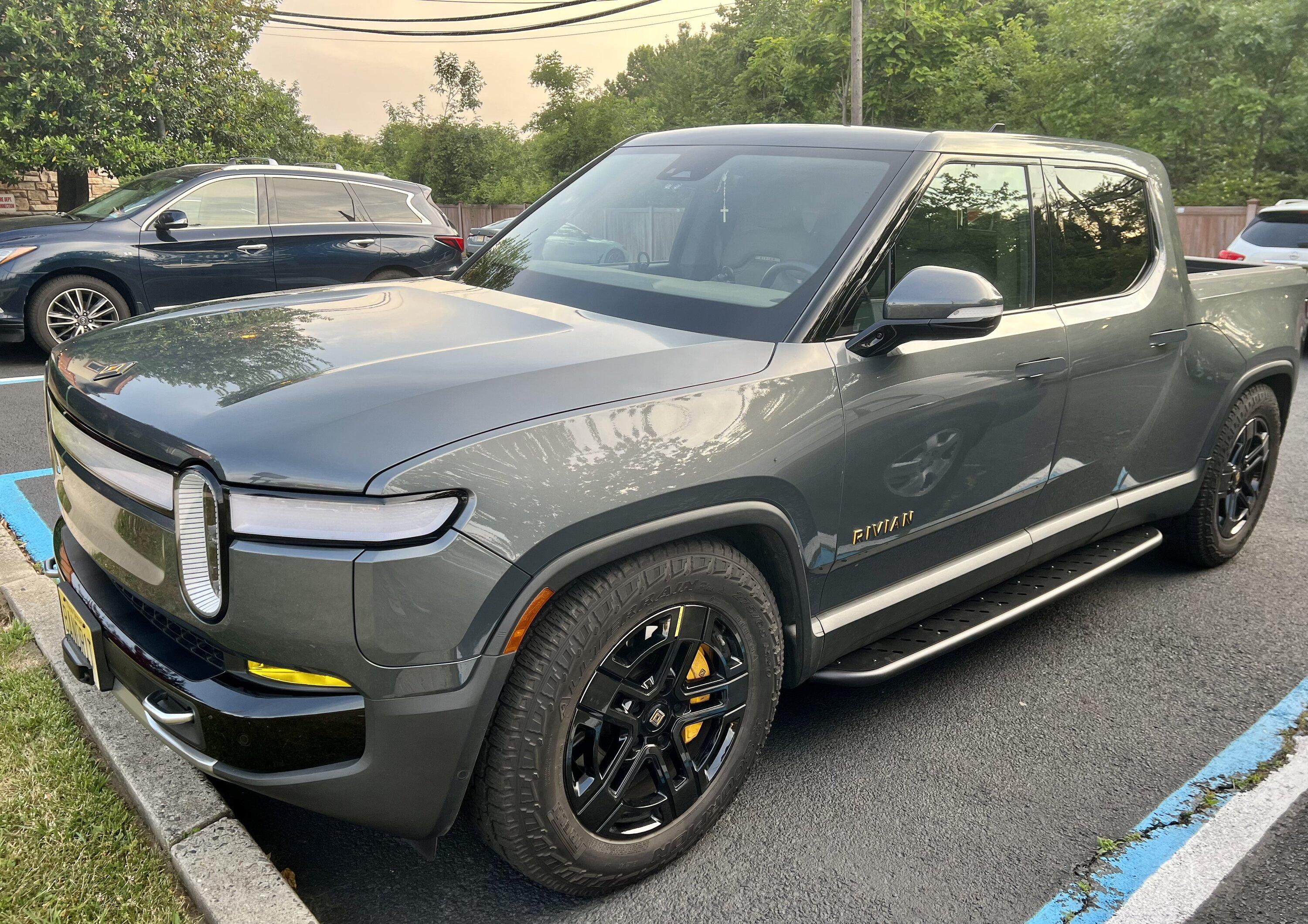 Rivian R1T R1S Introducing RMaxx Running Boards & Rock Sliders for Rivian R1T / R1S from Team 1EV IMG_2168