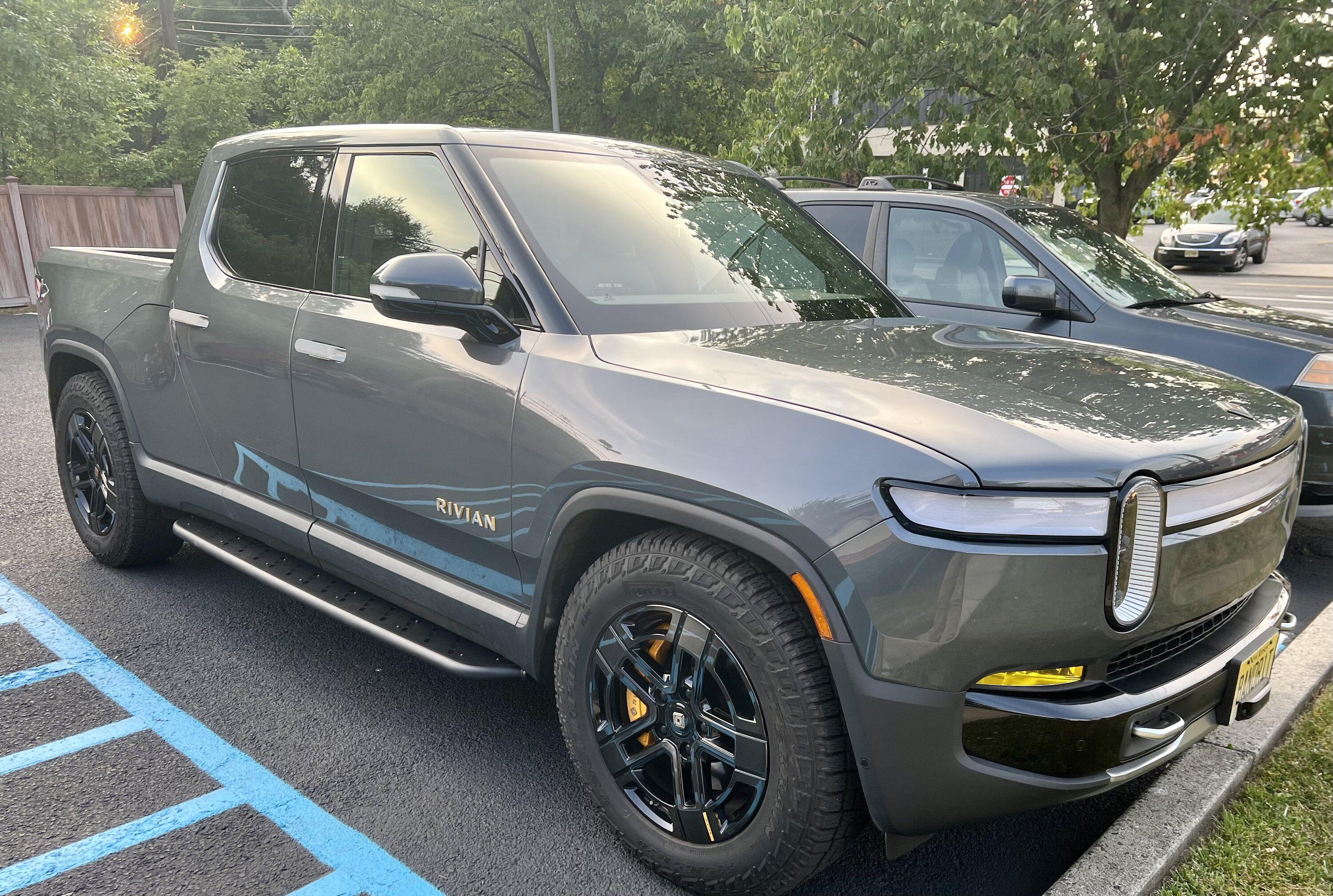 Rivian R1T R1S Introducing RMaxx Running Boards & Rock Sliders for Rivian R1T / R1S from Team 1EV IMG_2165
