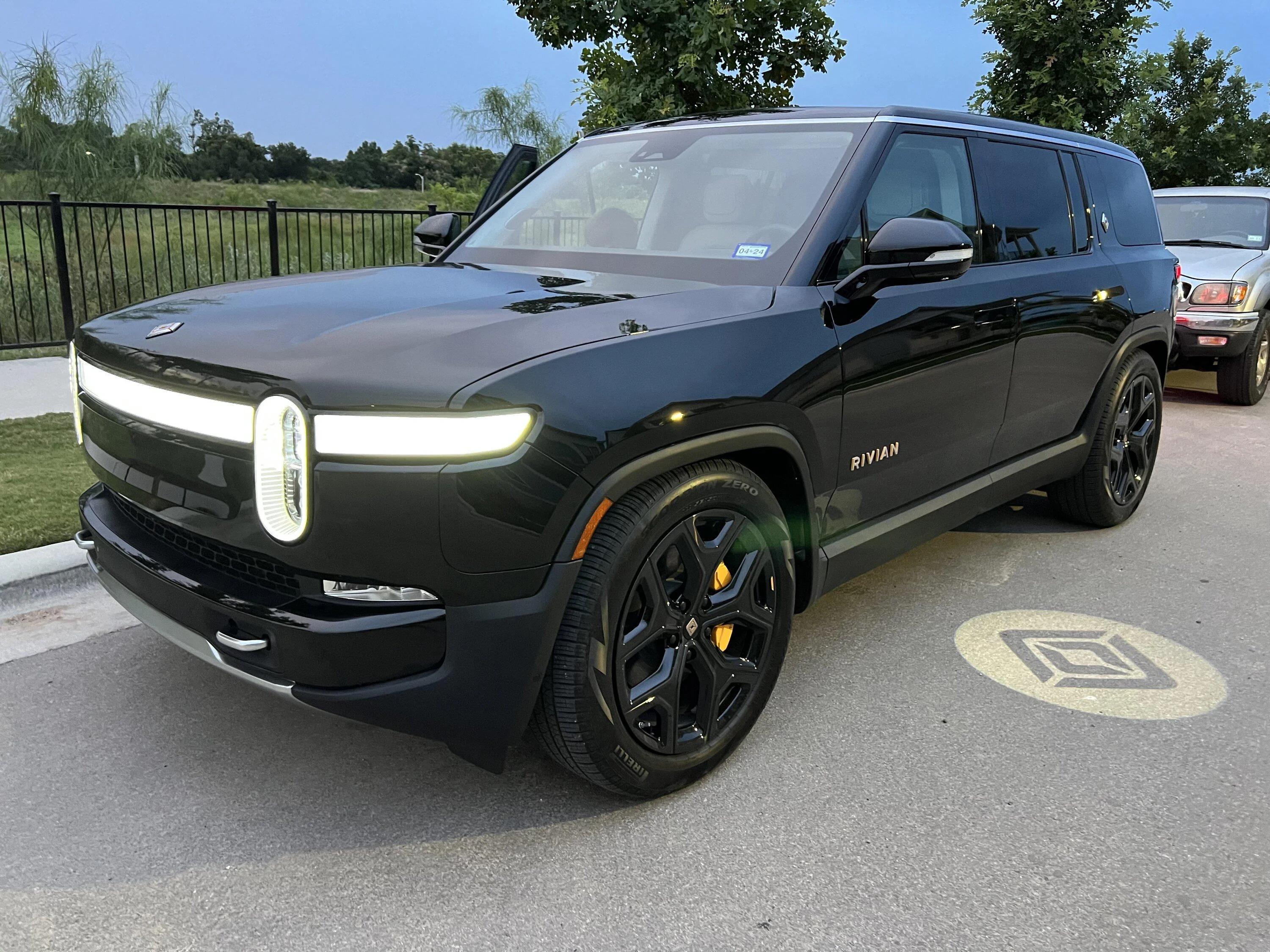 Rivian R1T R1S MIDNIGHT (Black) Rivian Photos IMG_3881