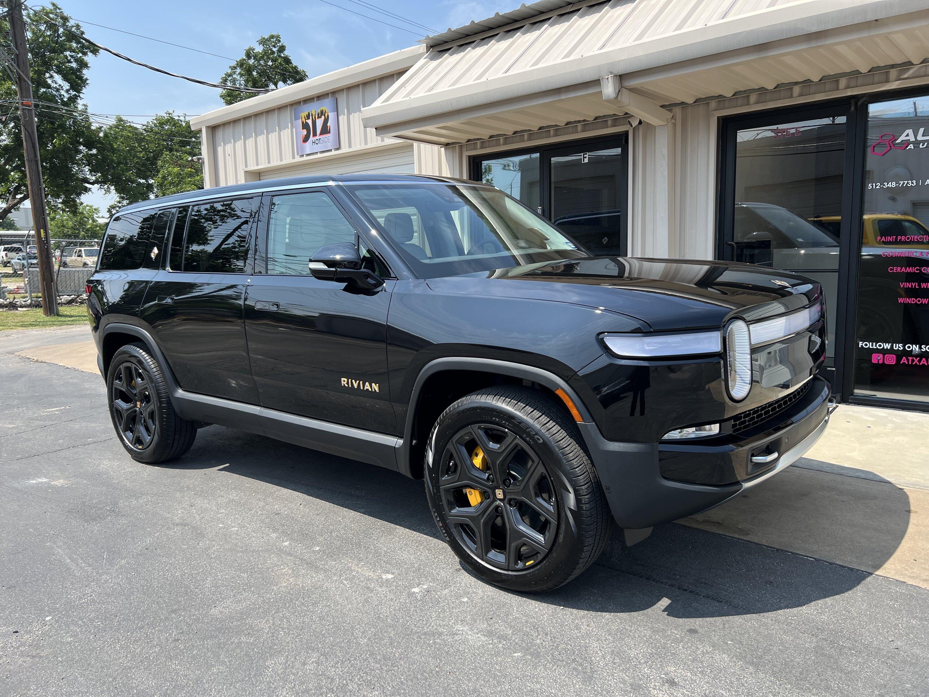 Rivian R1T R1S MIDNIGHT (Black) Rivian Photos IMG_3857