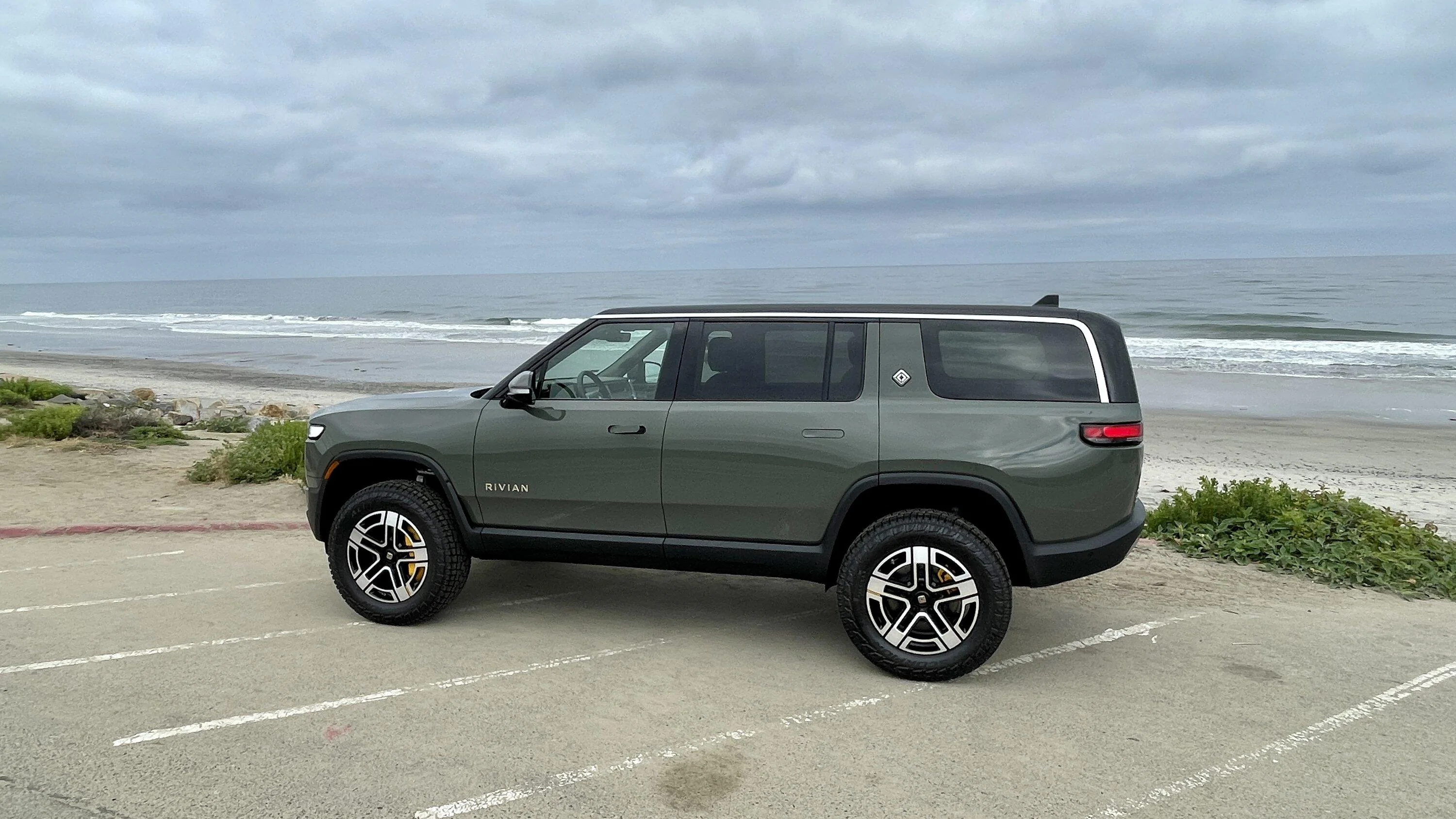 Rivian R1T R1S ? LAUNCH GREEN R1S  Photos IMG_1075