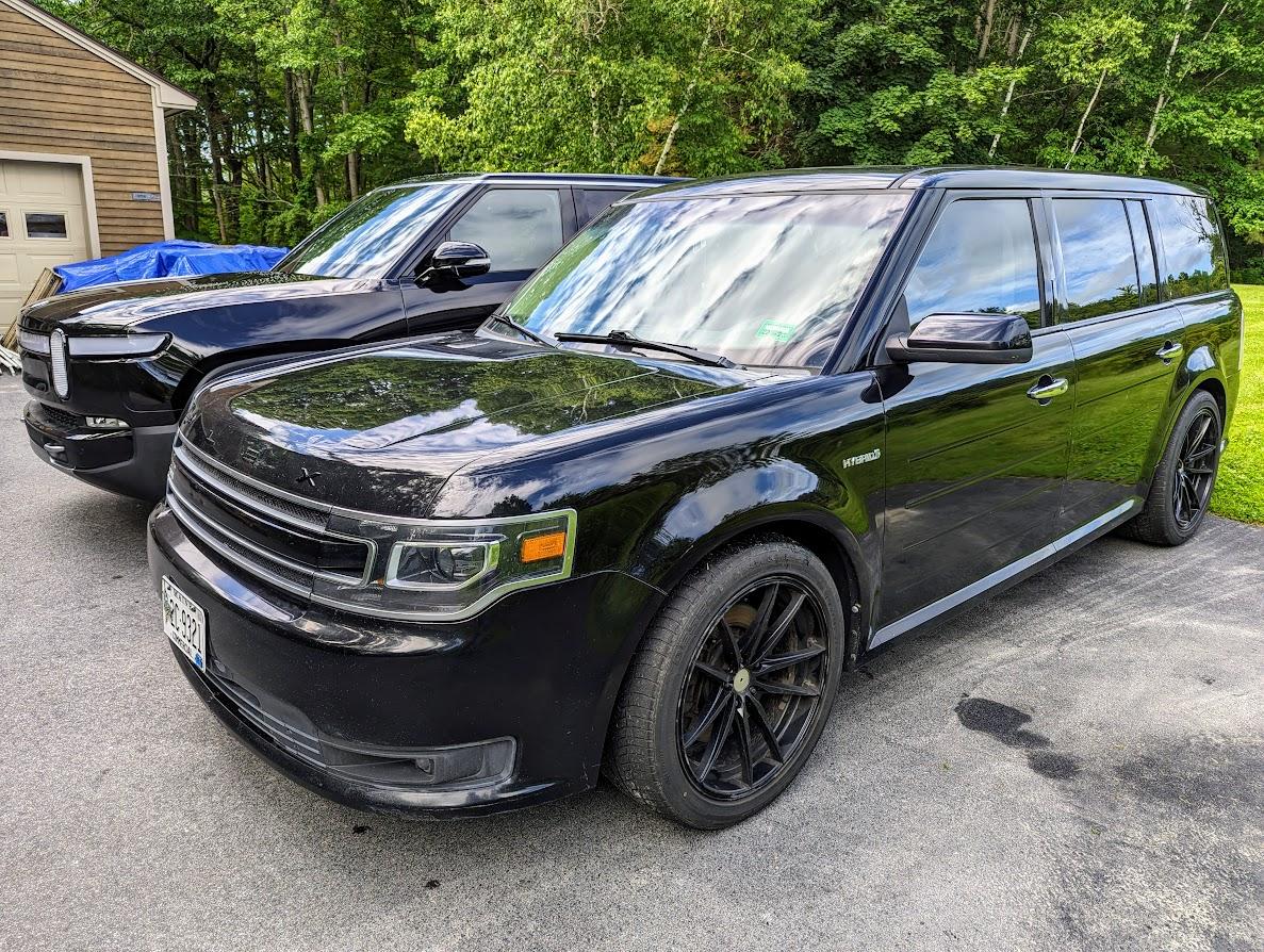 Rivian R1T R1S R1S vs. Ford Flex Photos - Exterior PXL_20230625_133957859