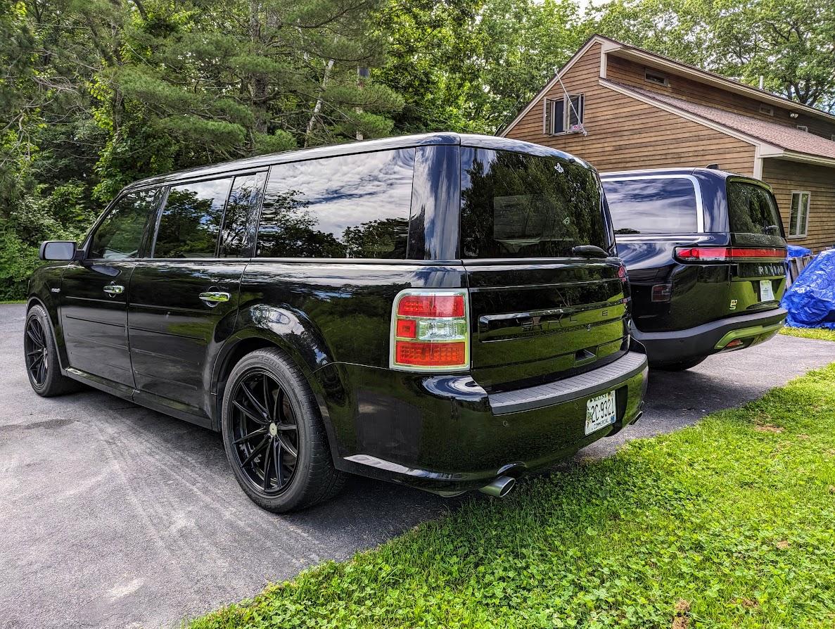 Rivian R1T R1S R1S vs. Ford Flex Photos - Exterior PXL_20230625_133930968