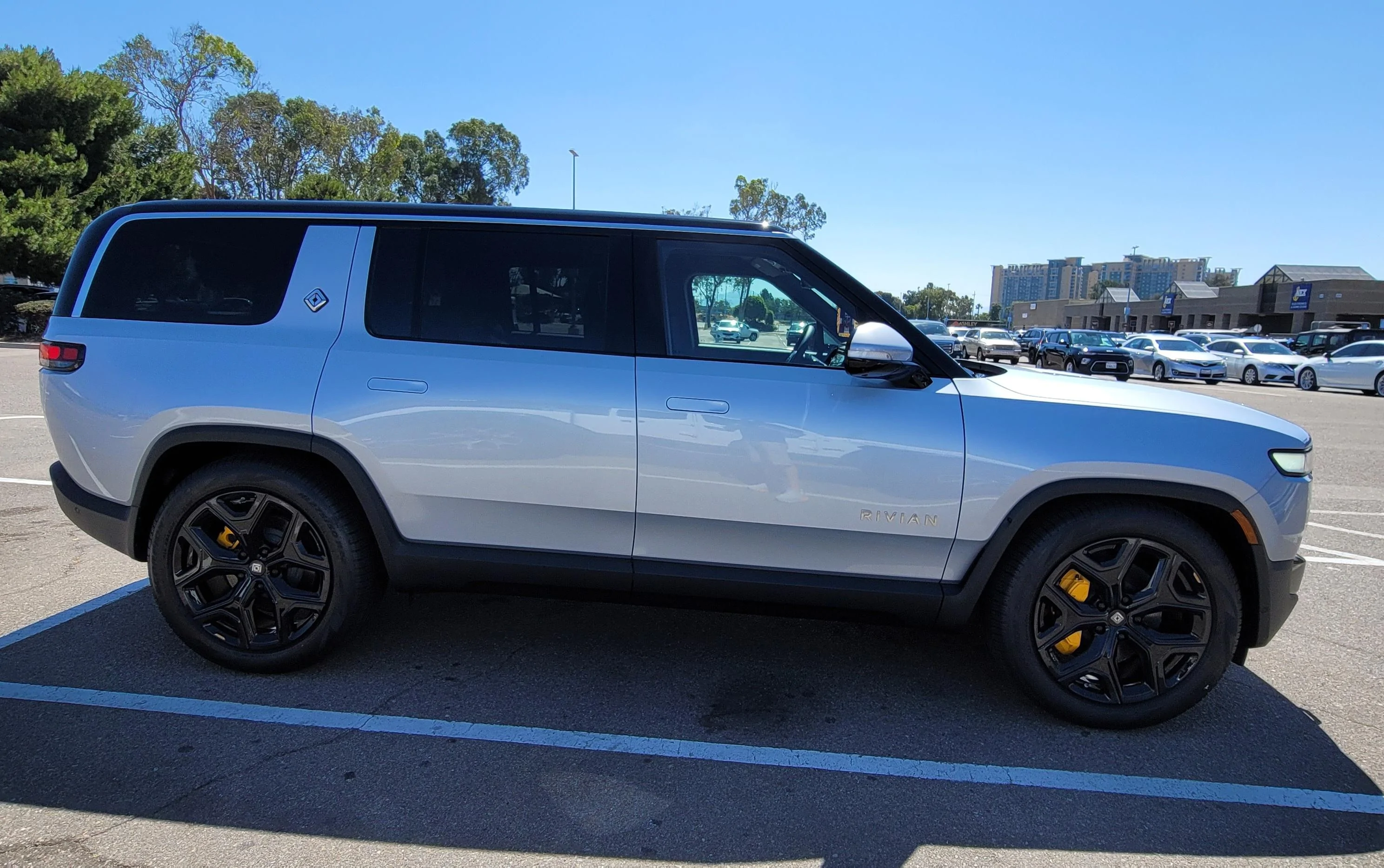 Rivian R1T R1S LA SILVER Rivian Photos 20230625_102503