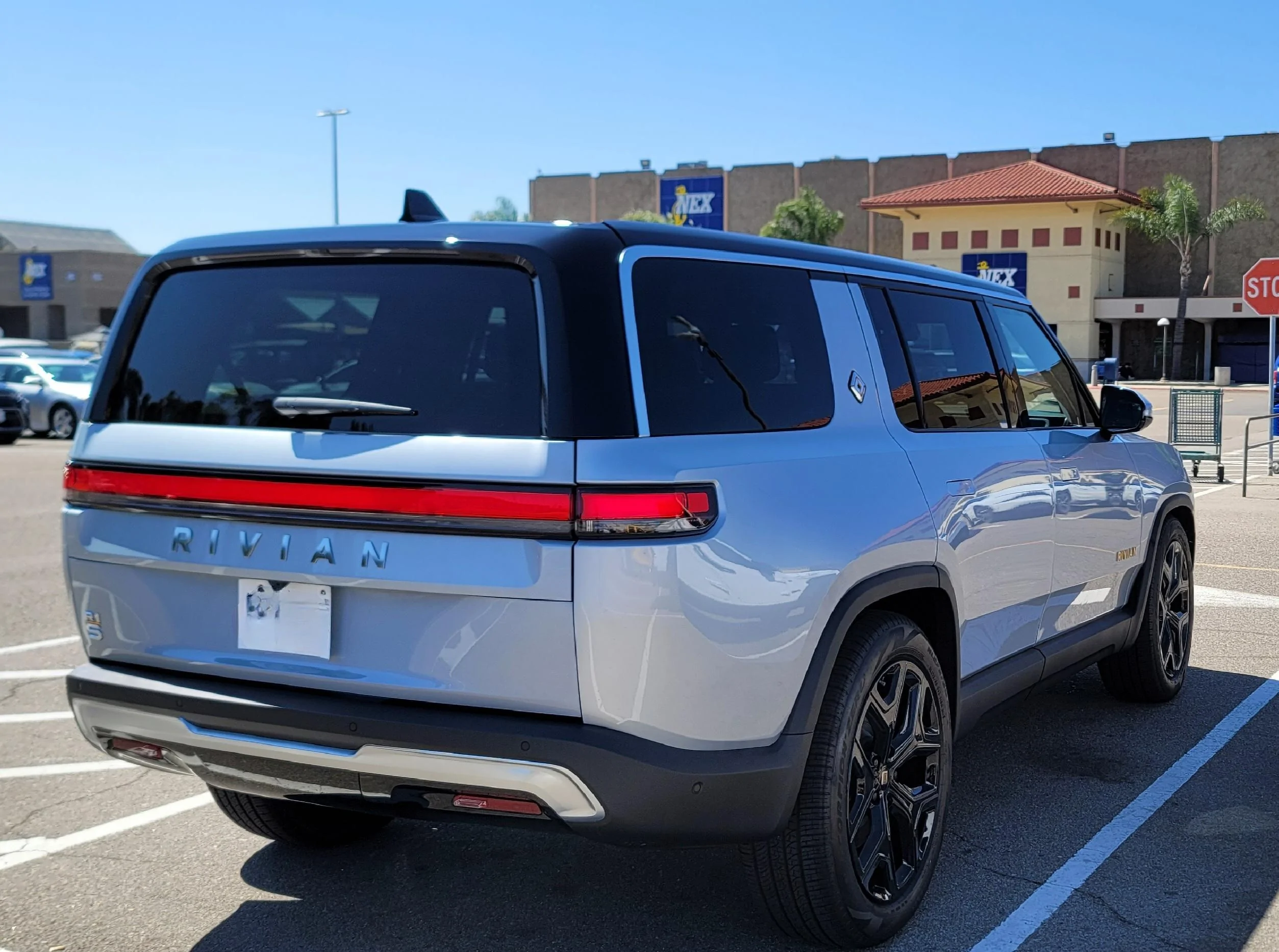 Rivian R1T R1S LA SILVER Rivian Photos 20230625_102516