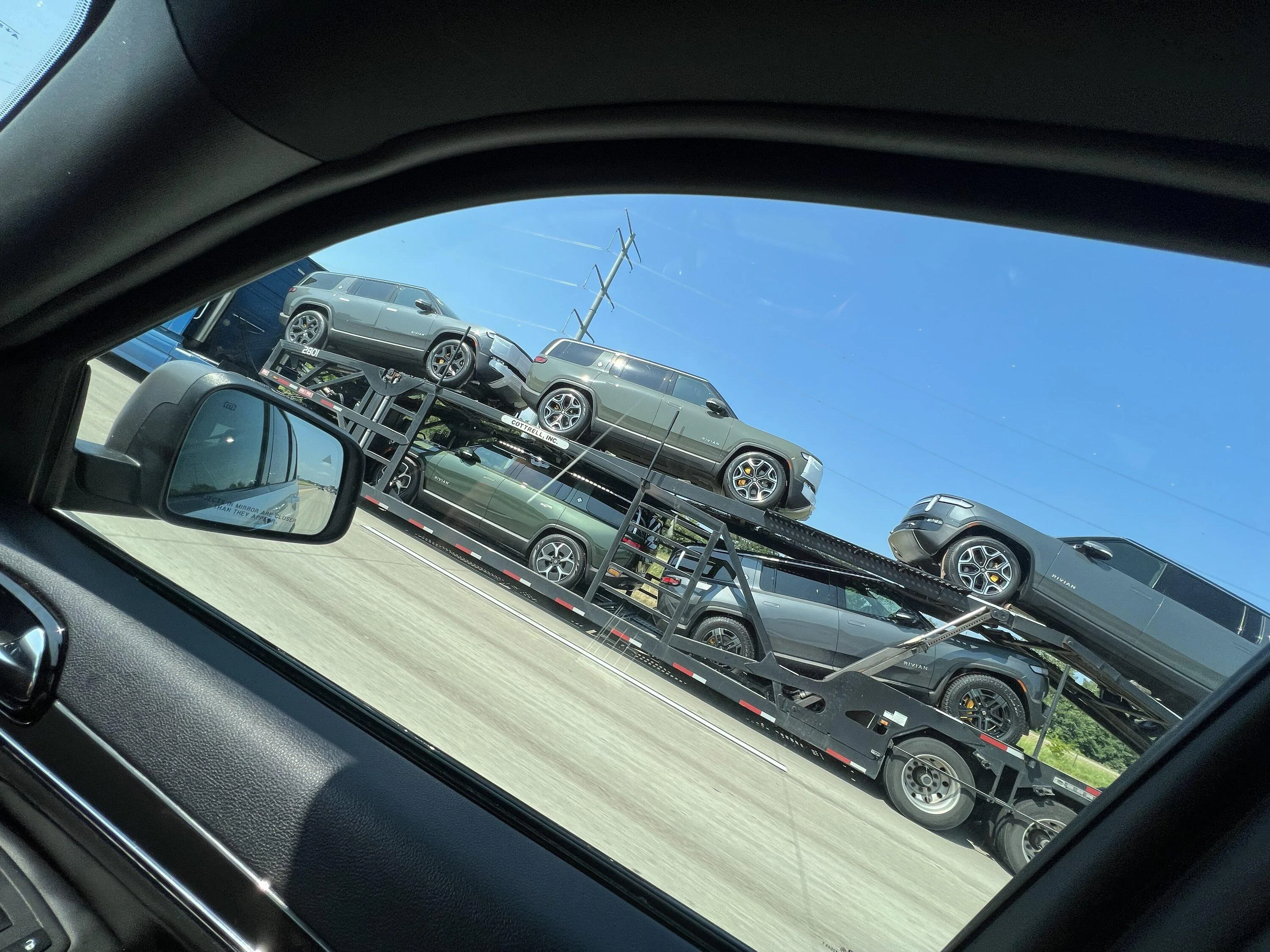 Rivian R1T R1S Lots of R1S's spotted being delivered to Minneapolis Service Center today! IMG_7079