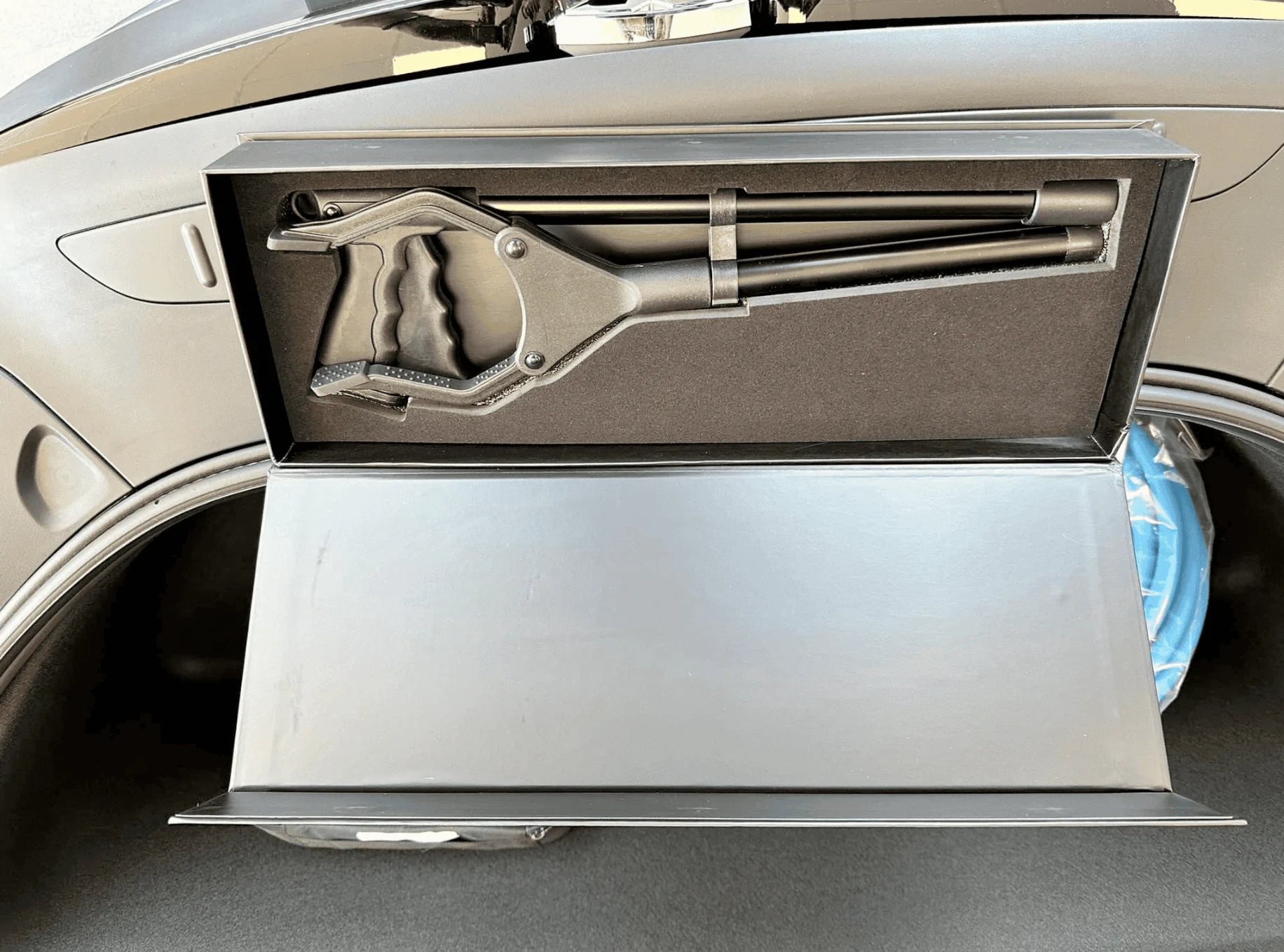 Rivian R1T R1S Cybertruck versus Rivian R1T vs R1S - first real life looks together (video) 1688748281888