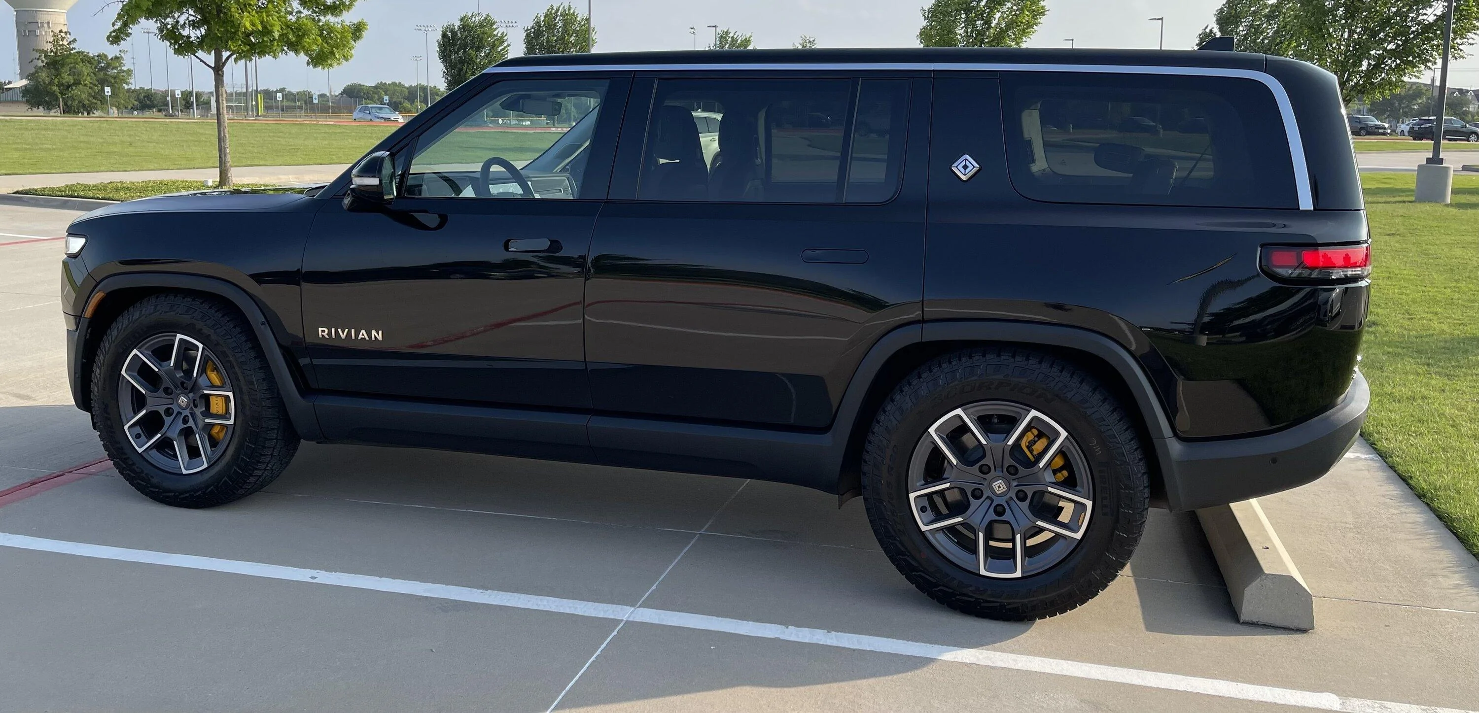 Rivian R1T R1S MidnightRivian goes on midnight cruise to try out Apple Music with Dolby Atmos / Tidal Connect and Bed Brakes (Instructions) IMG_0660