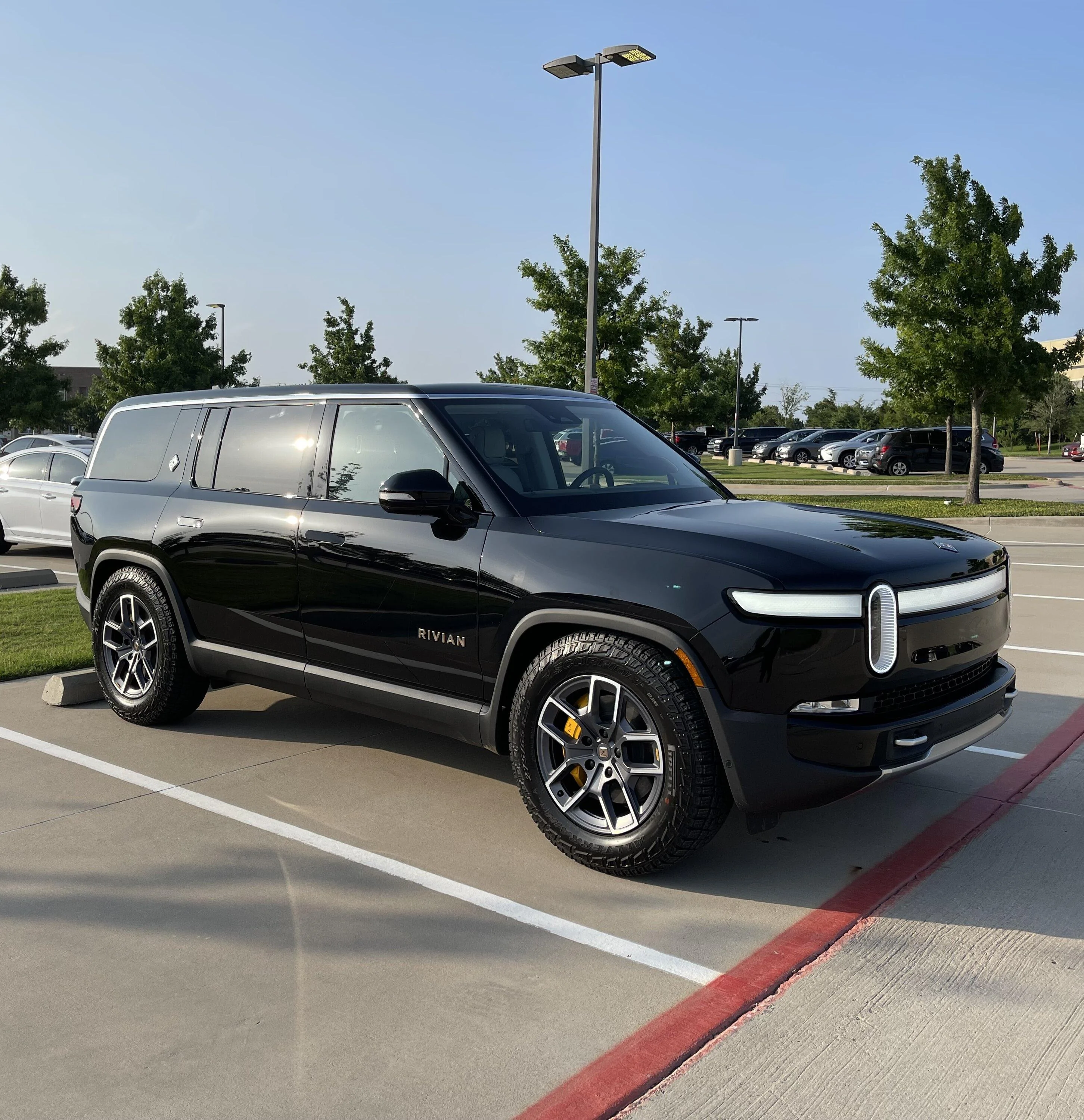 Rivian R1T R1S MidnightRivian goes on midnight cruise to try out Apple Music with Dolby Atmos / Tidal Connect and Bed Brakes (Instructions) Midnight LE