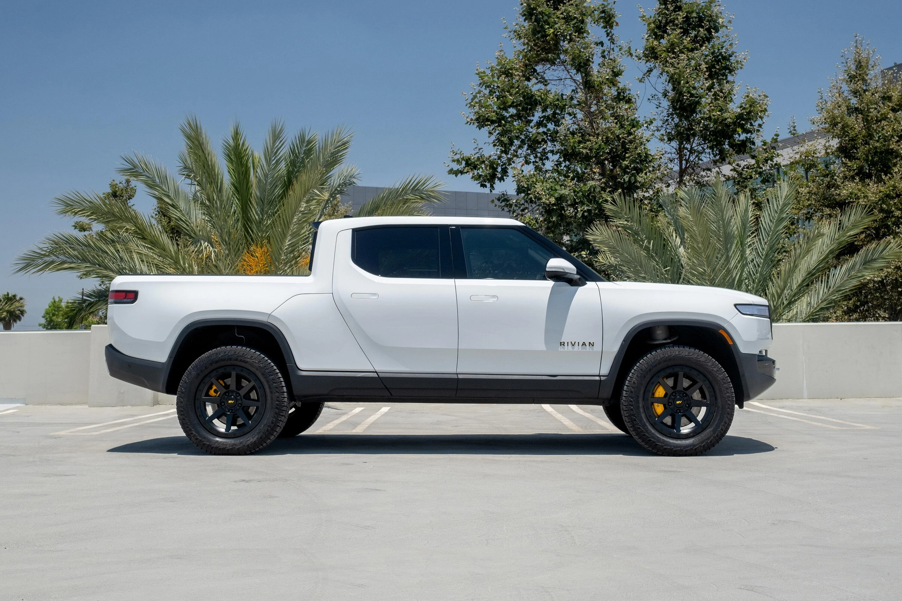 Rivian R1T R1S New 20" Aftermarket Wheels - R800 Compass 8 Spoke In Satin Black or Adventure Bronze by Team 1EV / EV Sportline glacier-white-rivian-aftermarket-wheels-20-r800-satin-black-offroad-2