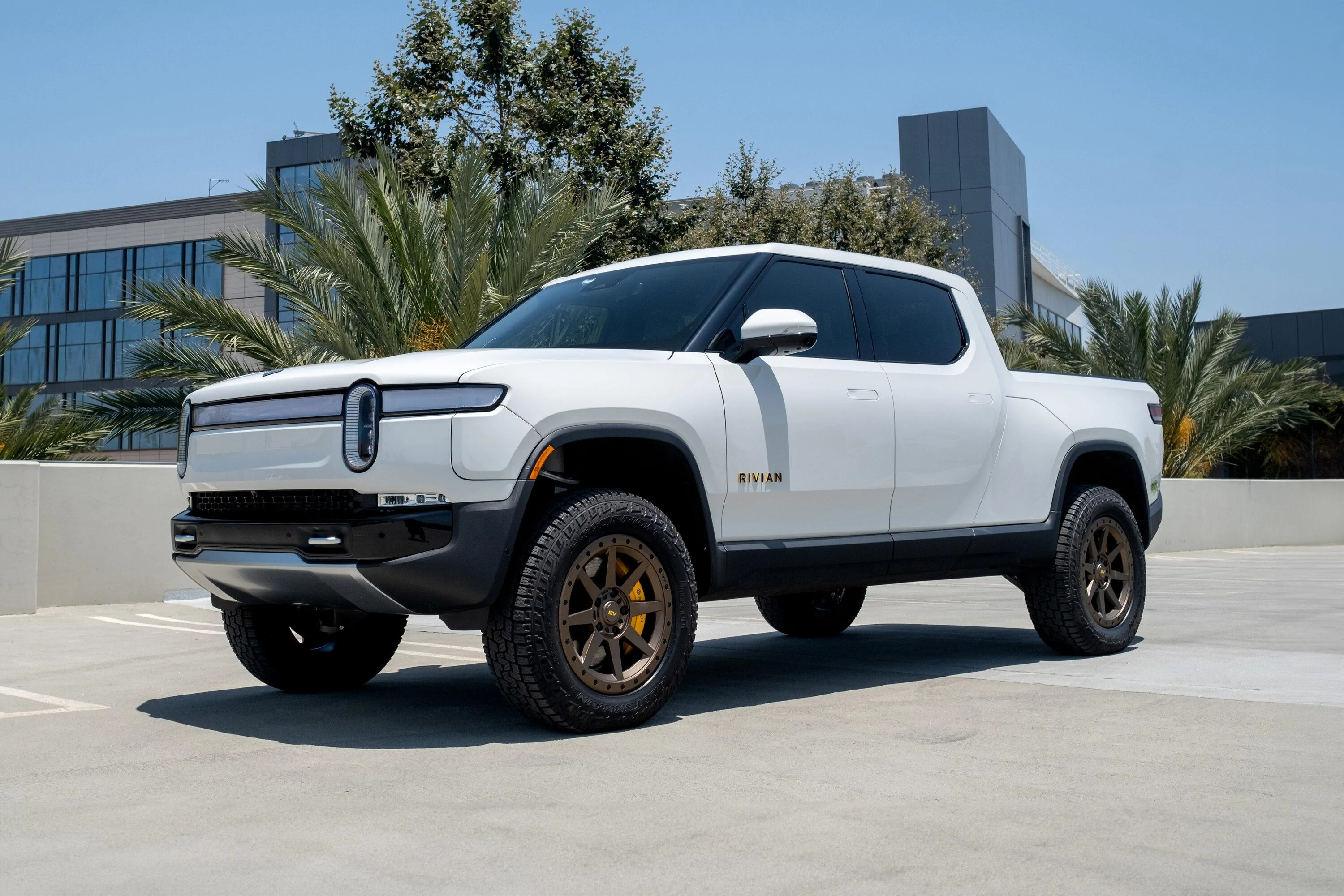 Rivian R1T R1S New 20" Aftermarket Wheels - R800 Compass 8 Spoke In Satin Black or Adventure Bronze by Team 1EV / EV Sportline glacier-white-rivian-aftermarket-wheels-20-r800-adventure-bronze-offroard-1