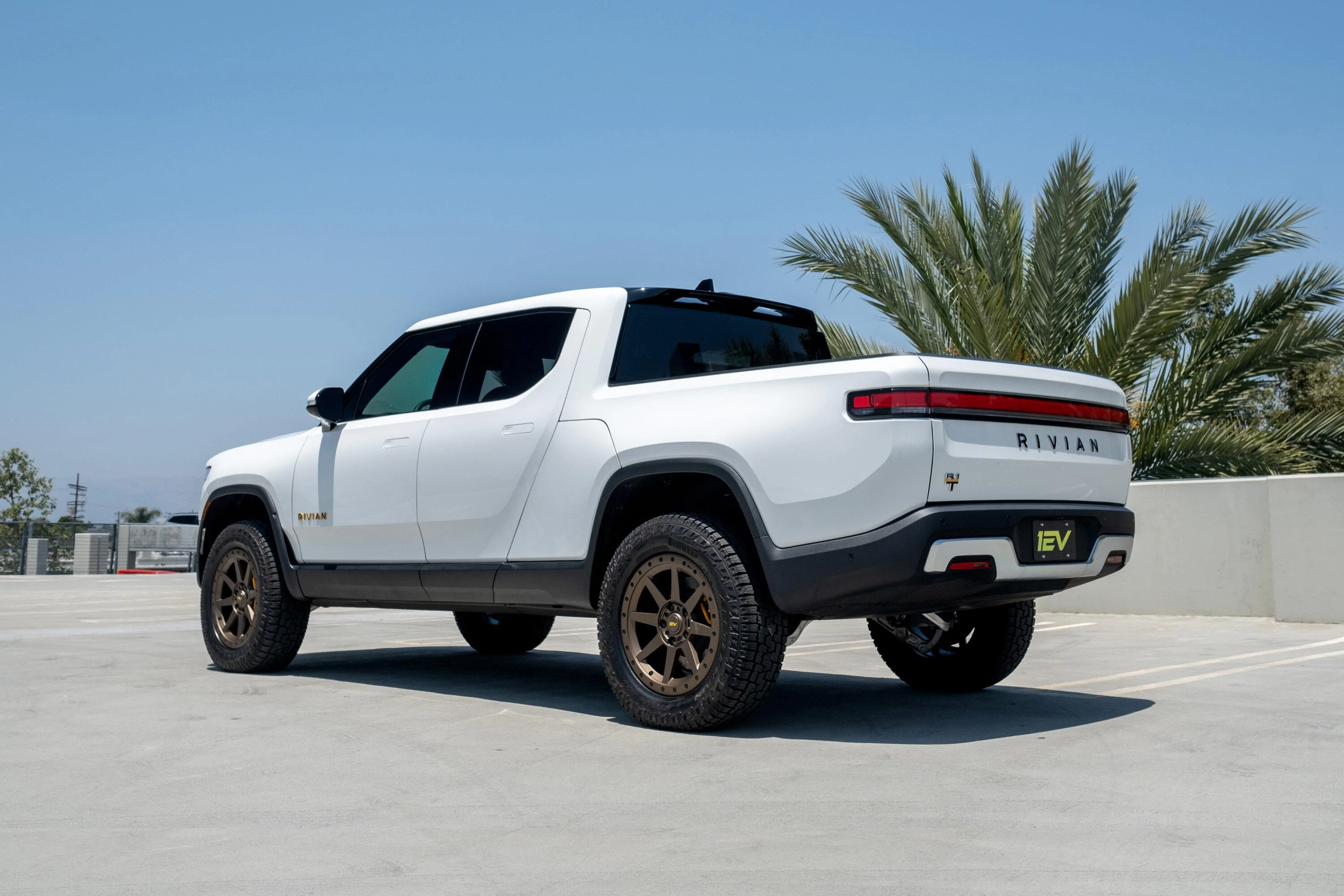 Rivian R1T R1S New 20" Aftermarket Wheels - R800 Compass 8 Spoke In Satin Black or Adventure Bronze by Team 1EV / EV Sportline glacier-white-rivian-aftermarket-wheels-20-r800-adventure-bronze-offroard-3
