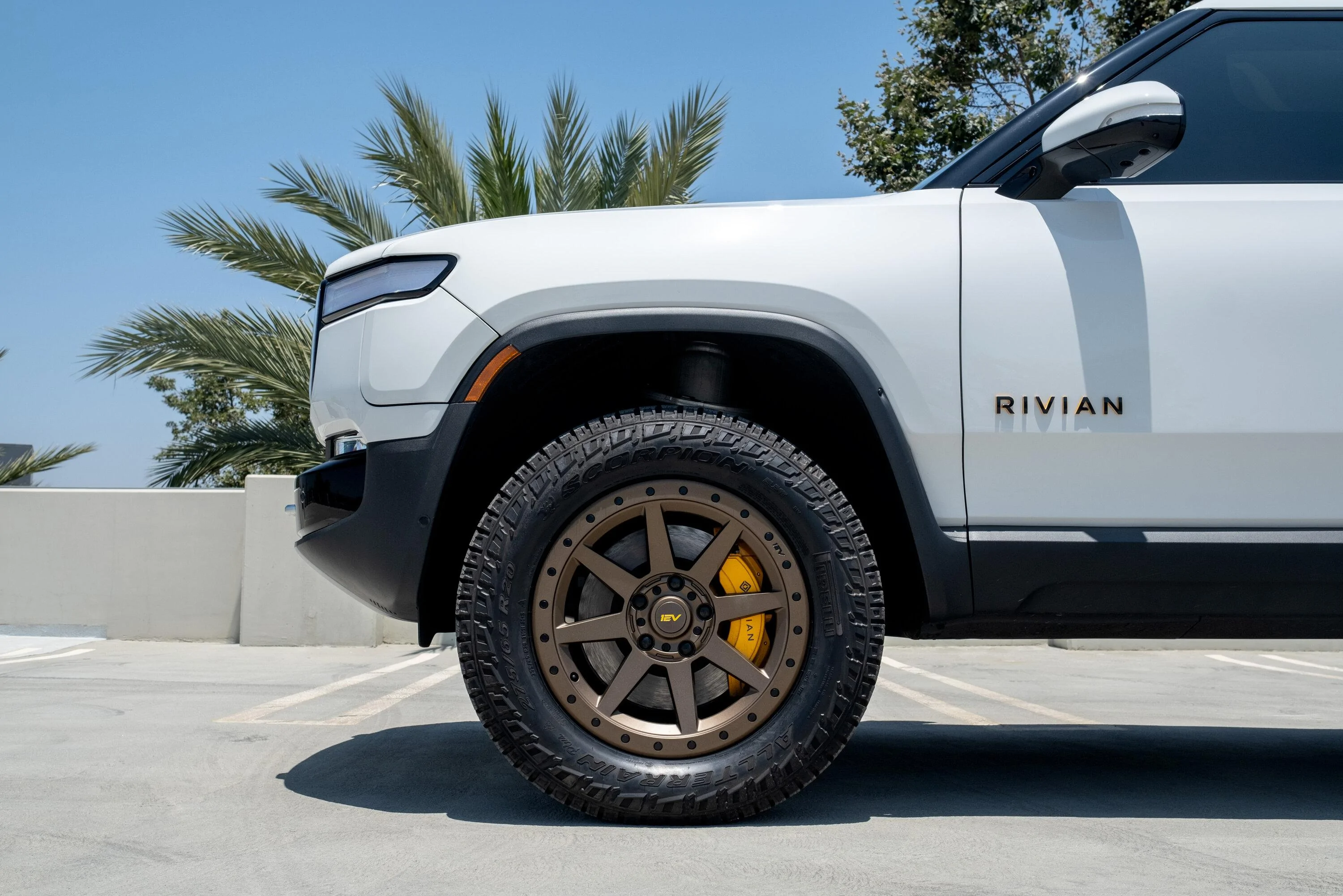 Rivian R1T R1S New 20" Aftermarket Wheels - R800 Compass 8 Spoke In Satin Black or Adventure Bronze by Team 1EV / EV Sportline glacier-white-rivian-aftermarket-wheels-20-r800-adventure-bronze-offroard-4