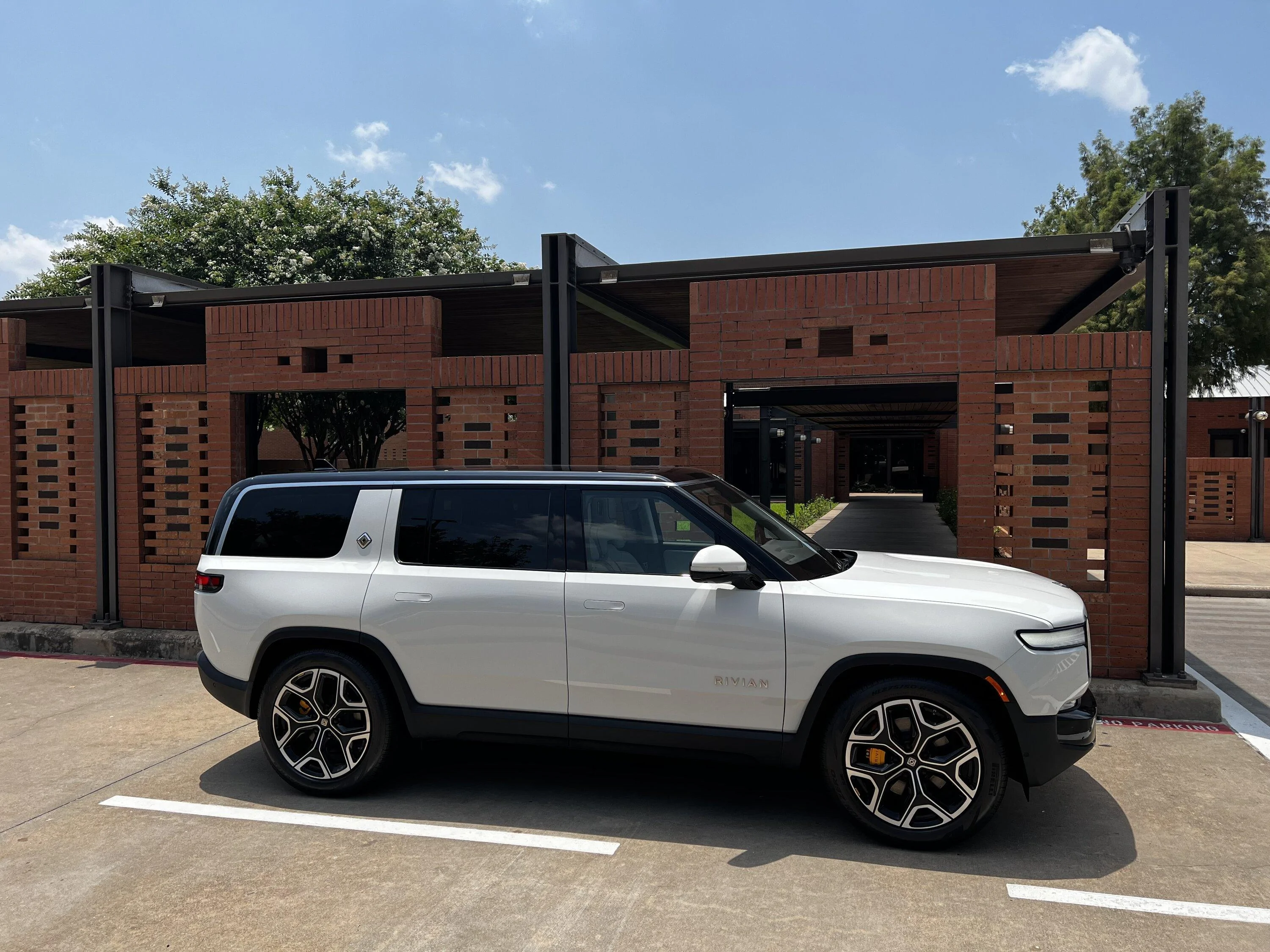 Rivian R1T R1S ? GLACIER WHITE R1S  Photos IMG_7643