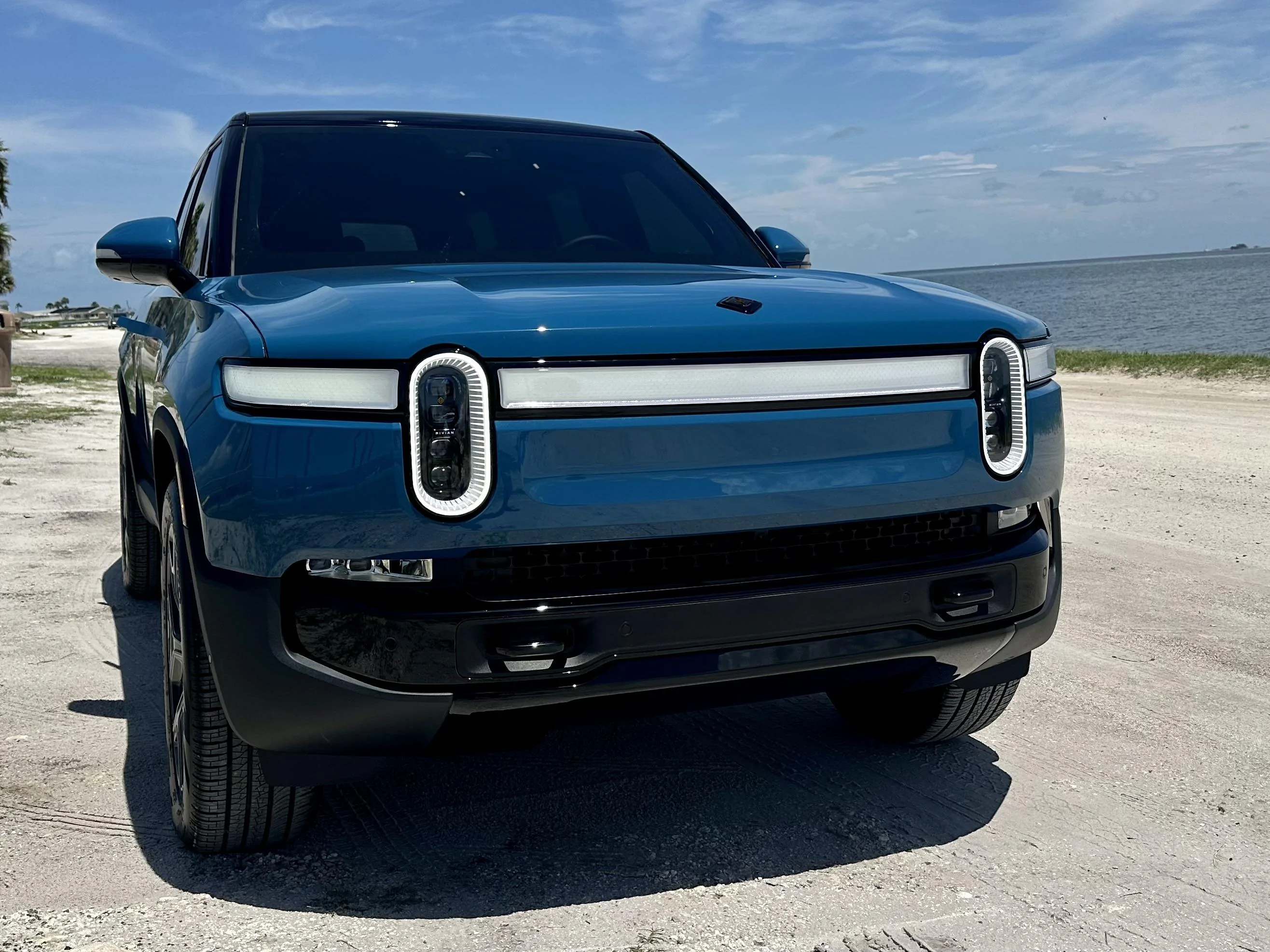 Rivian R1T R1S RIVIAN BLUE Rivian Photos IMG_3714